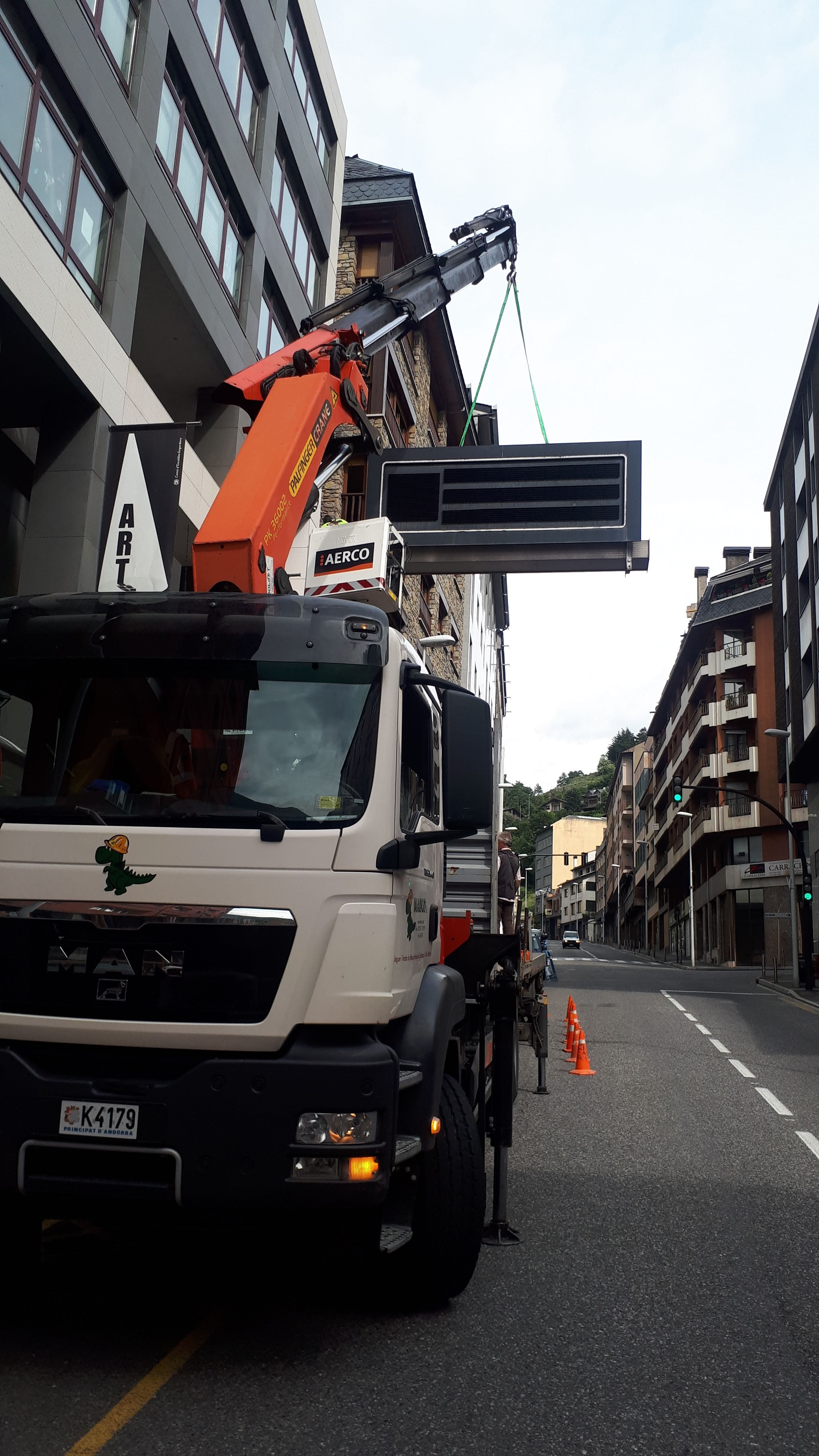 Mobilitat retirant el panell a Fiter i Rossell.