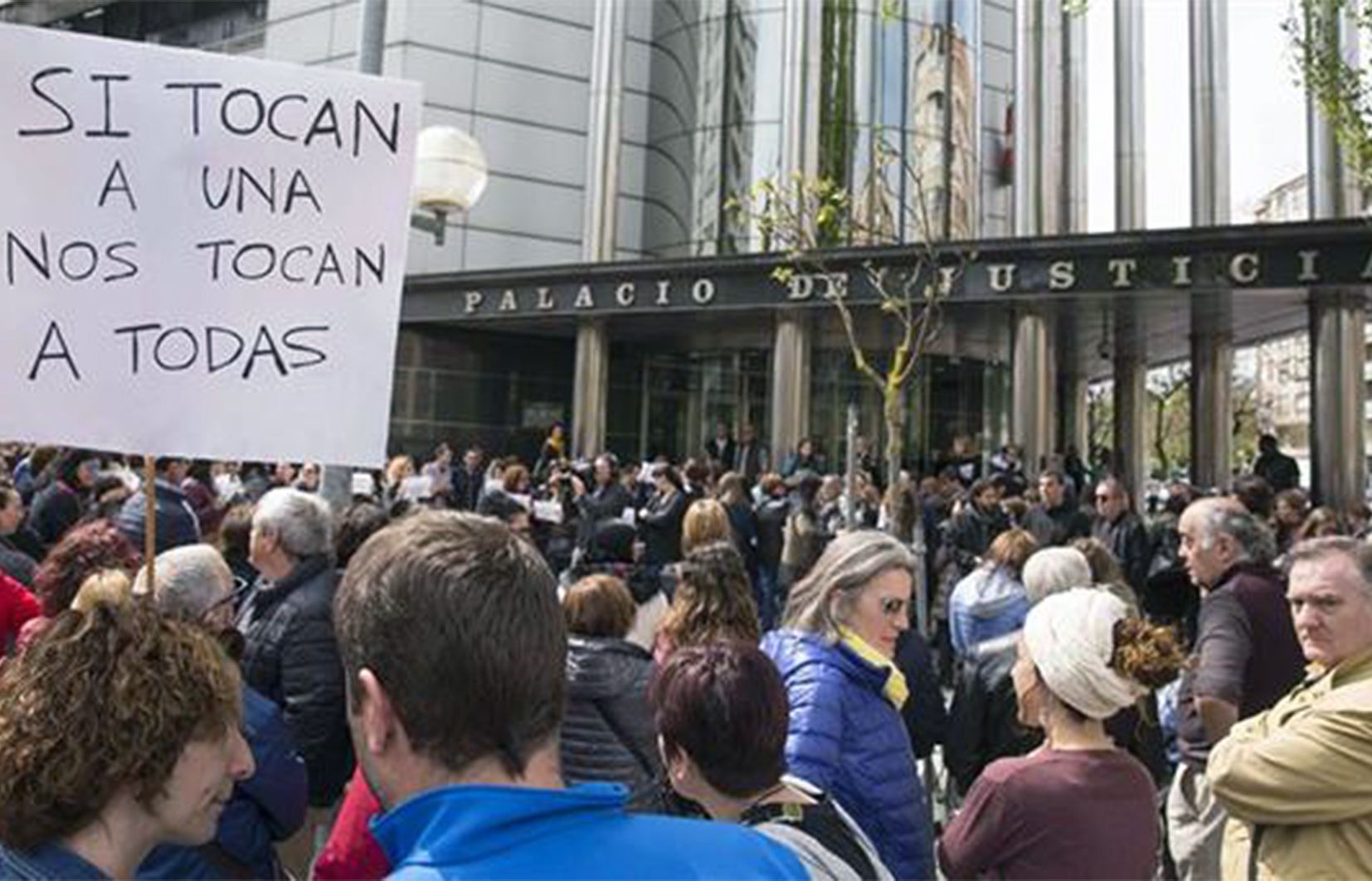 Protestes de ciutadans navarresos davant el Palau de Justícia de la comunitat foral.