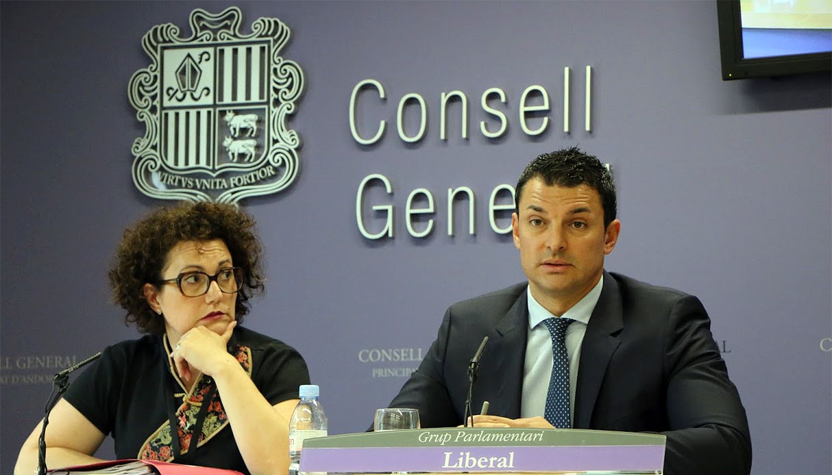 La consellera Judith Pallarés i el president del grup, Jordi Gallardo, explicant la proposició.