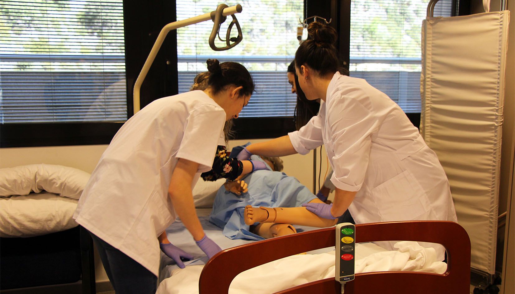 Estudiants d\'infermeria de l\'Ud\'A fent pràctiques amb un maniquí.