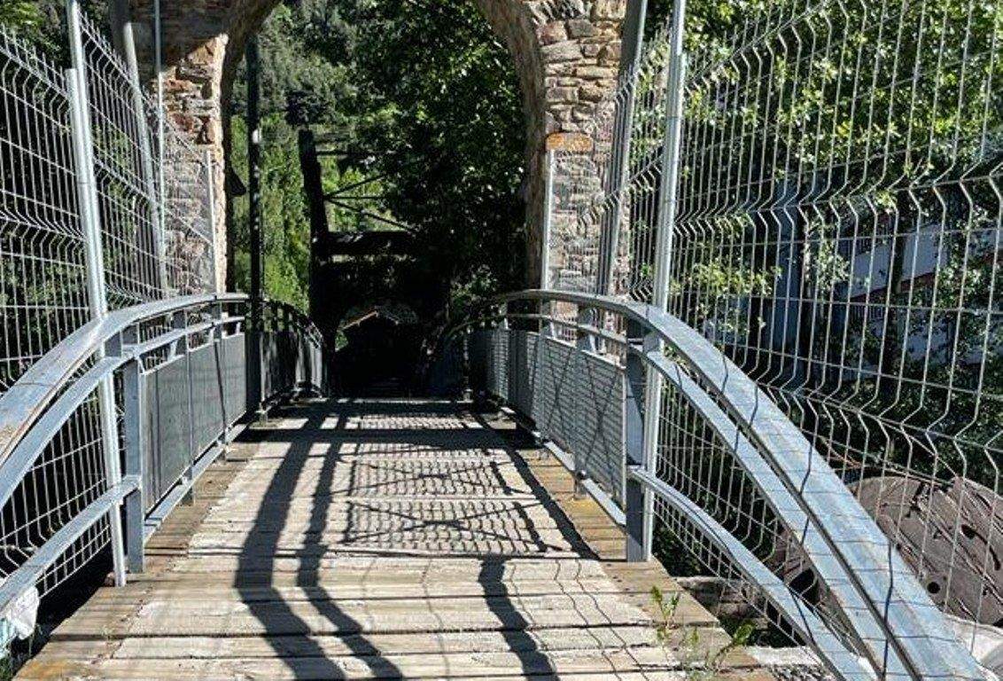 Accés provisional de vianants a la passarel·la de la Mola.