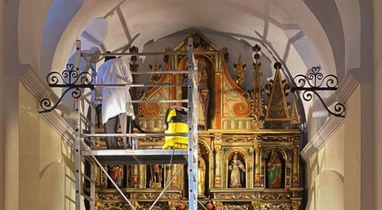 Treballs de restauració al retaule.