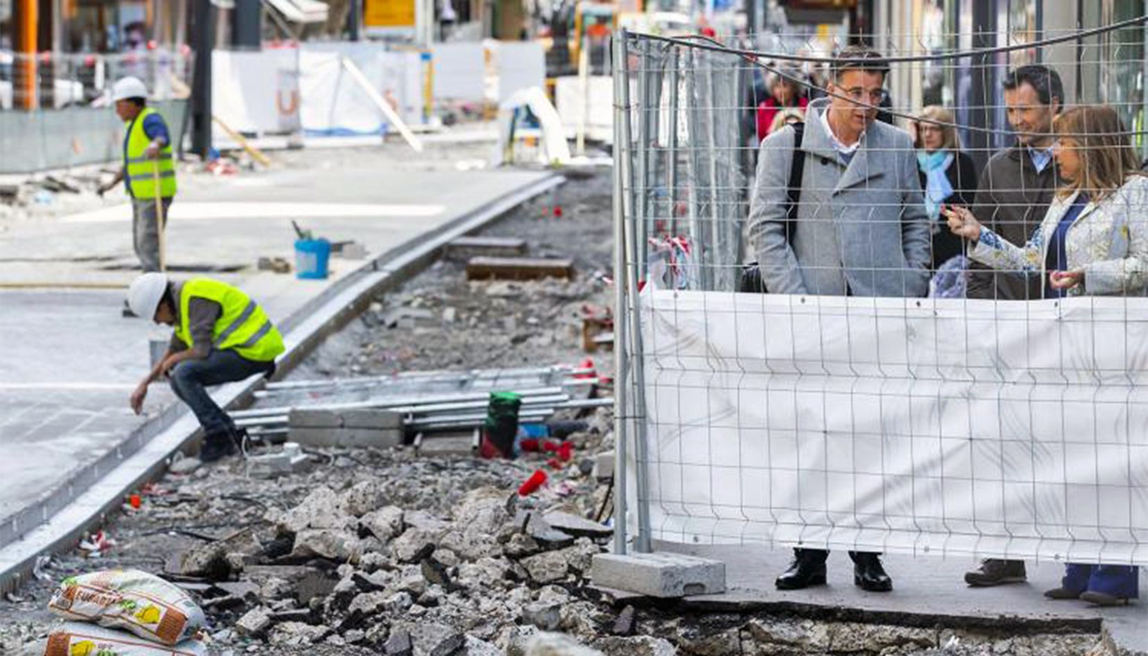 Un moment de la visita d\'obres dels cònsols de la capital als treballs que es fan a l\'avinguda. Un moment de la visita d\'obres dels cònsols de la capital als treballs que es fan a l\'avinguda.