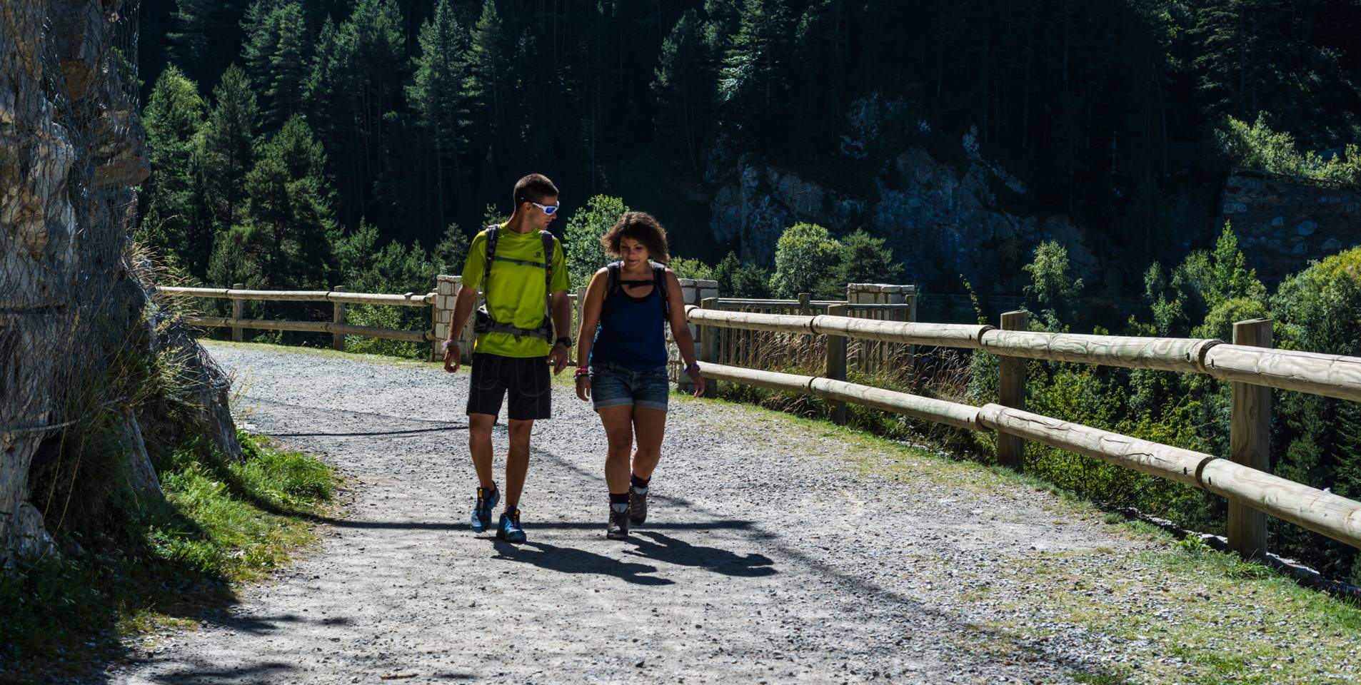 Dues persones passegen pel camí de les Pardines.