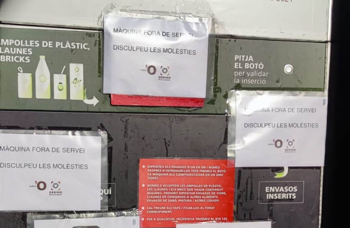 La màquina recicladora amb els cartells de fora de servei.