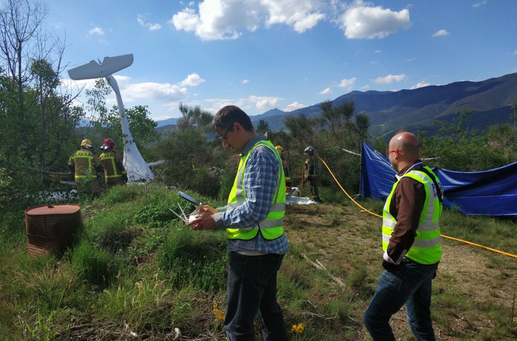 Agents dels mossos i dels bombers de la Generalitat treballant en les immediacions on va caure l\'aparell poques hores després del sinistre. Agents dels mossos i dels bombers de la Generalitat treballant en les immediacions on va caure l\'aparell poques hores després del sinistre.