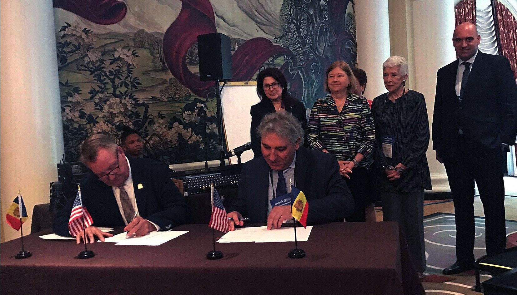 Signatura de l'acord entre la NAR (John S. Smaby) i l'AGIA (Jordi Galobardas).