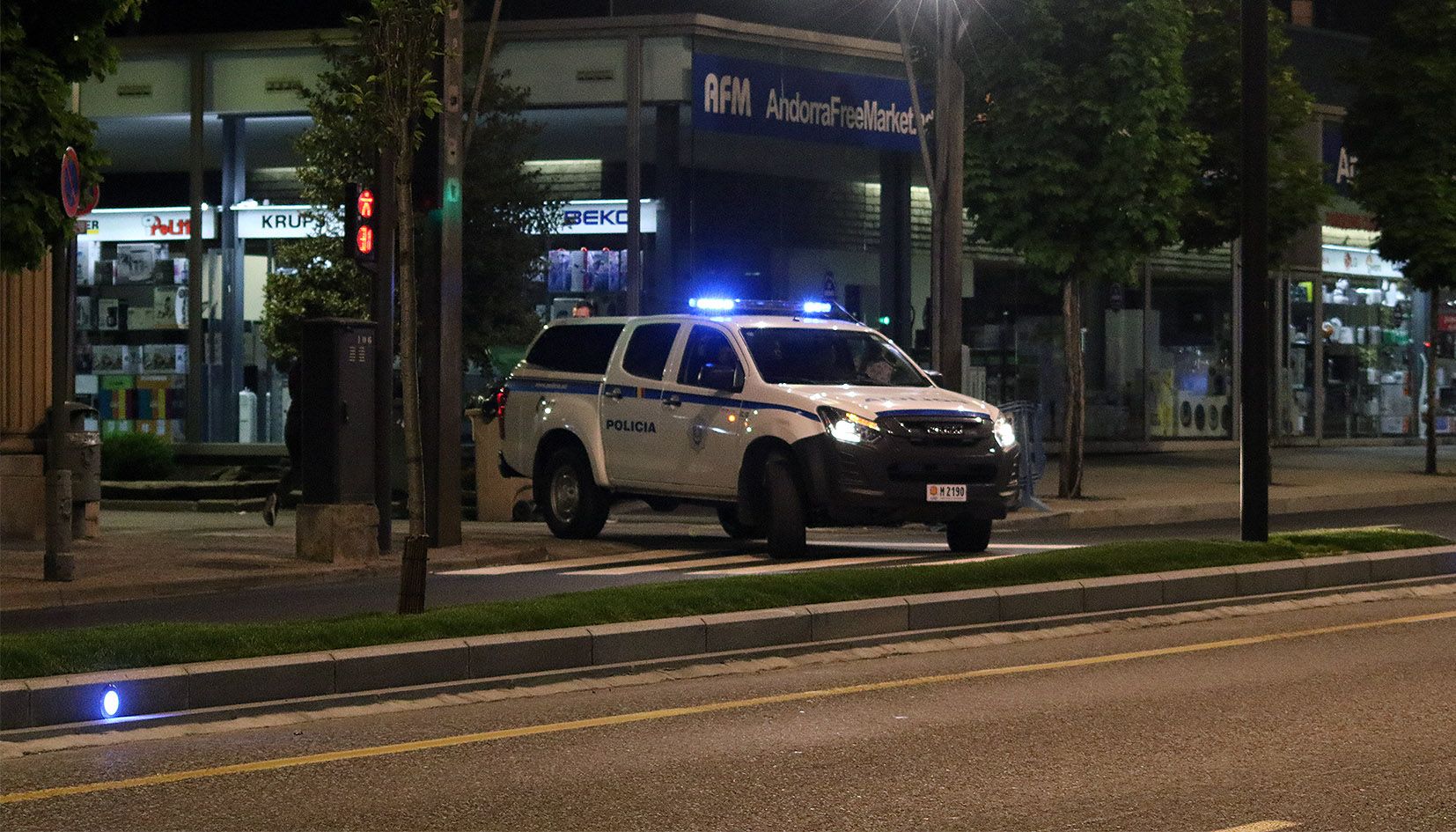 Un furgó policial surt del recinte judicial després de portar, poc abans de la mitjanit, el sopar a les dues detingudes. Un furgó policial surt del recinte judicial després de portar, poc abans de la mitjanit, el sopar a les dues detingudes.