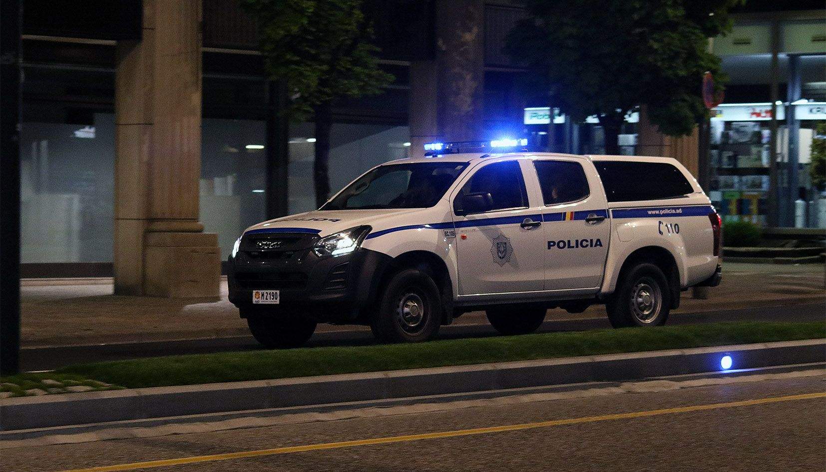 Un cotxe policial surt de la Batllia després de portar el sopar a les detingudes.