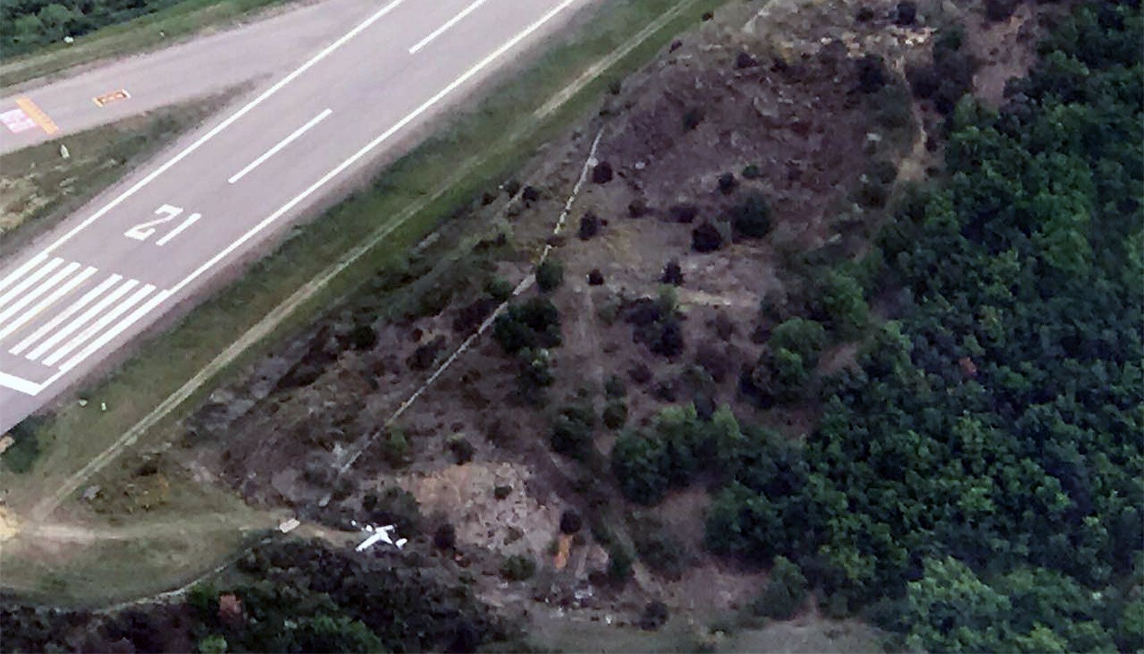 Vista aèria del tram final de la pista on a pocs metres va caure l'avioneta, que és la taca blanca que es veu a la part inferior de la imatge. Vista aèria del tram final de la pista on a pocs metres va caure l'avioneta, que és la taca blanca que es veu a la part inferior de la imatge.