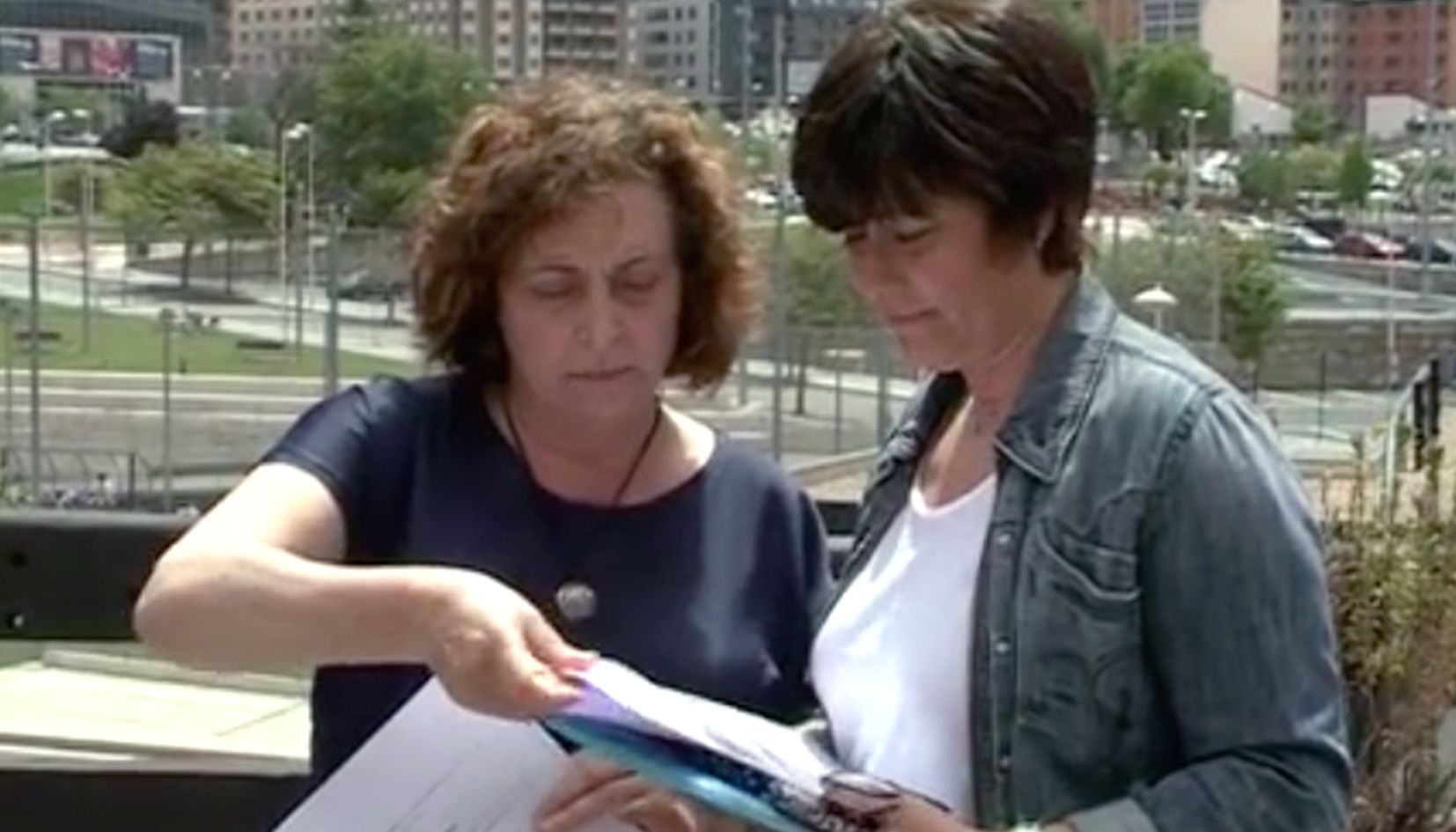 Carolina Caubet i Gemma Bofarull davant les càmeres d'Andorra Televisió.