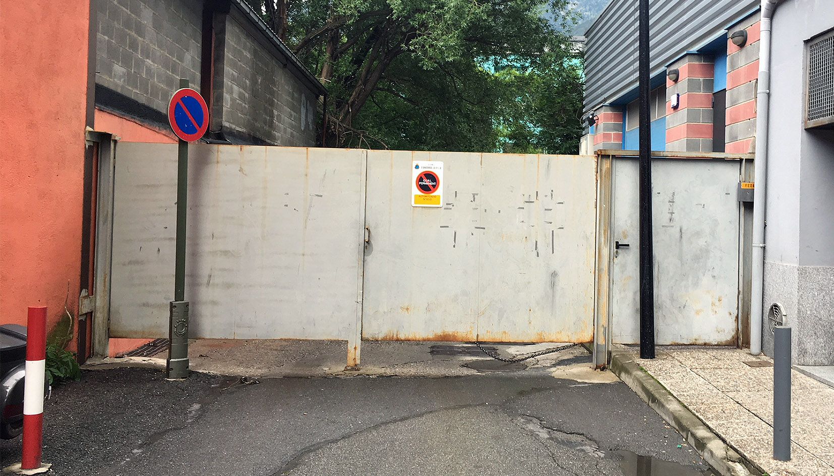 La tanca que priva de sortir pel pas privat que dóna al carrer de la Unió.