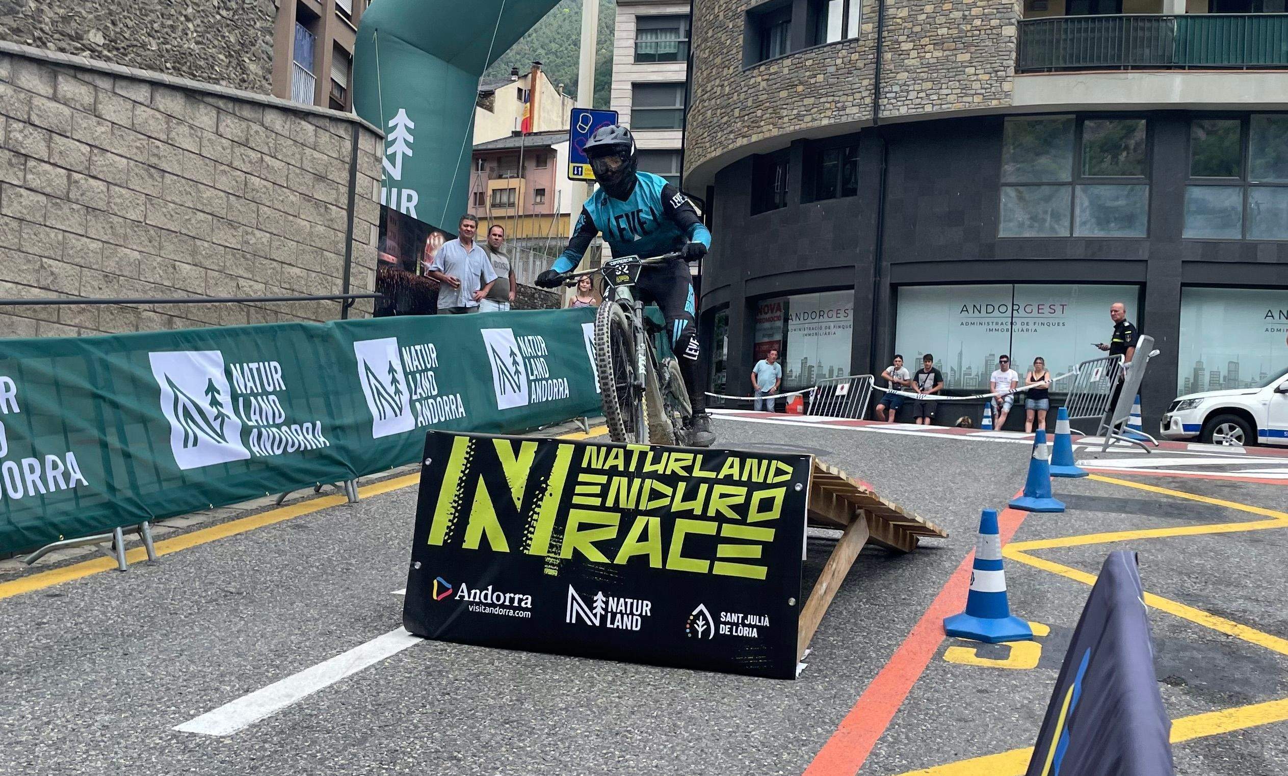 Un participant baixant pel carrer de Casa Comuna.