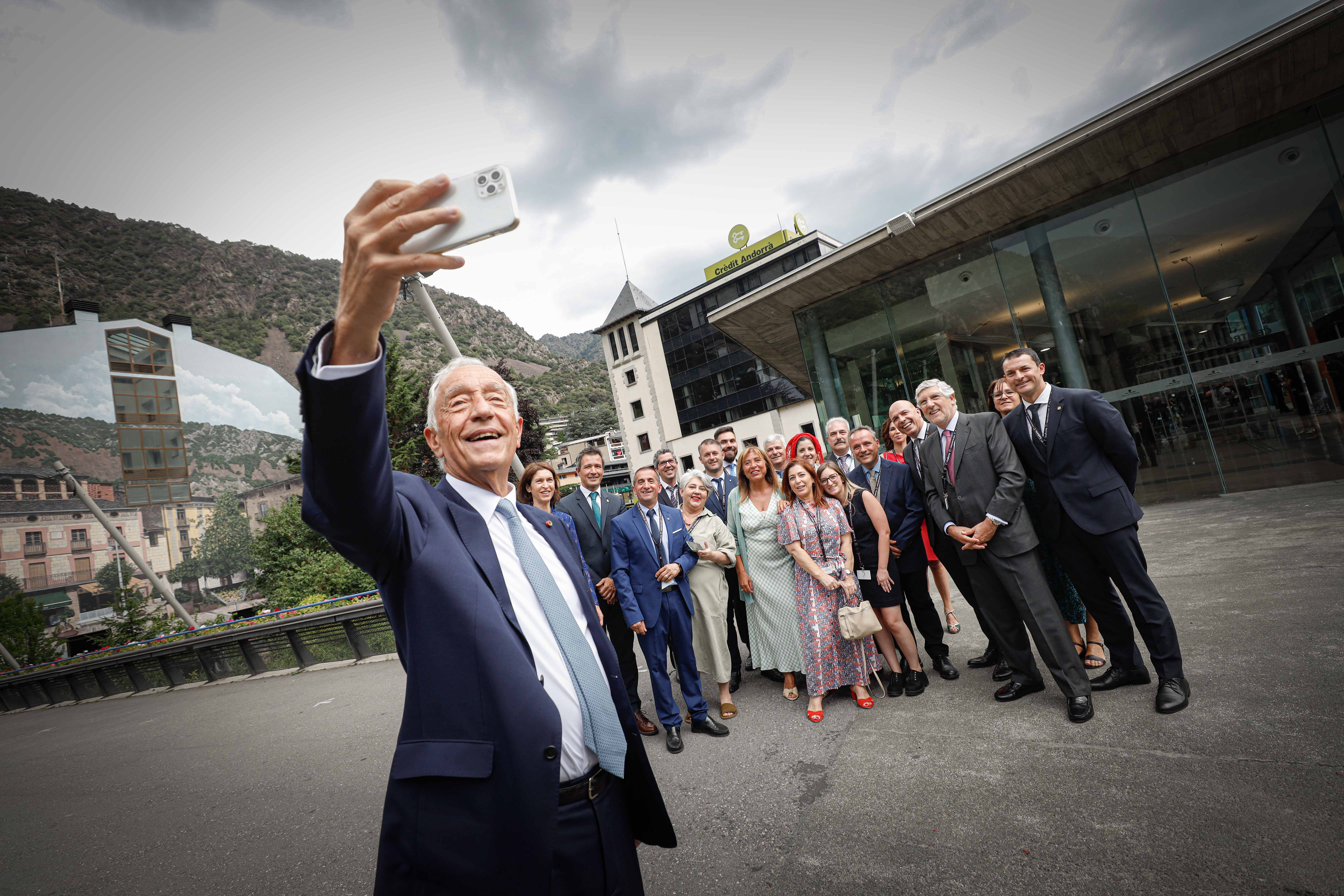 Marcelo Rebelo de Sousa fa un dels molts selfies que ha 'repartit' durant la jornada.