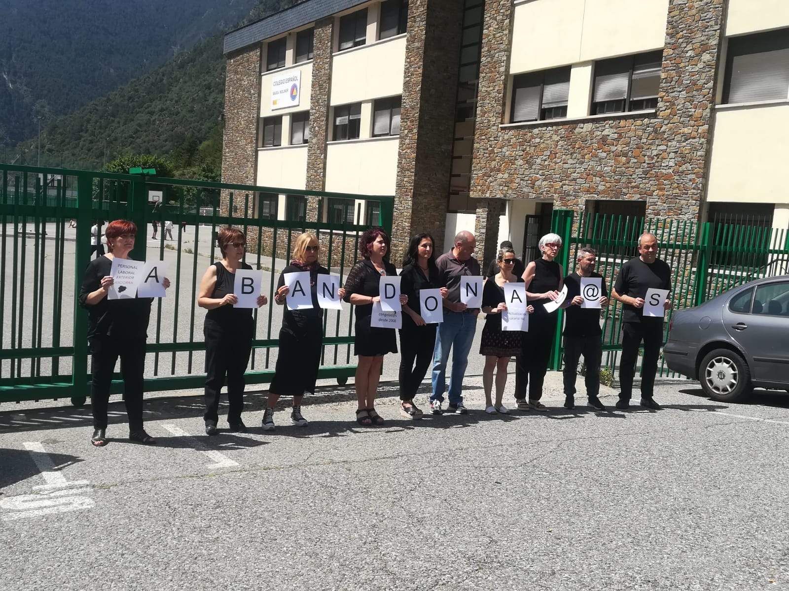 Concentració a la porta del col·legi Maria Moliner.