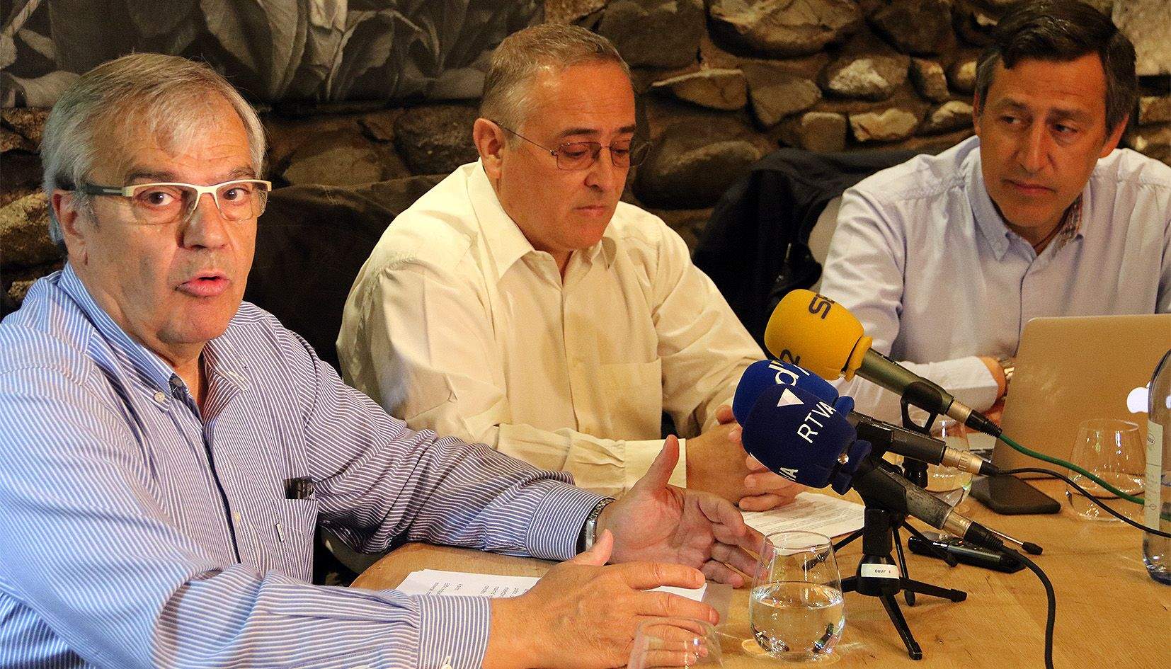 Josep Duró, Albert Font i Josep Antoni López-Alcántara durant la presentació del grup d'opinió en un restaurant de la capital. Josep Duró, Albert Font i Josep Antoni López-Alcántara durant la presentació del grup d'opinió en un restaurant de la capital.