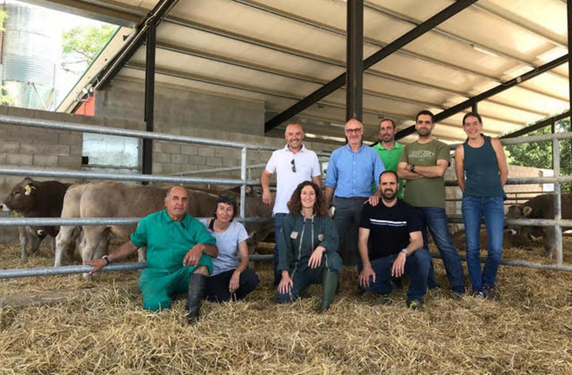 El director d’Agricultura, Josep Casals, amb l’equip del Centre de Testatge de la Februpi, juntament amb tècnics i ramaders andorrans i catalans.