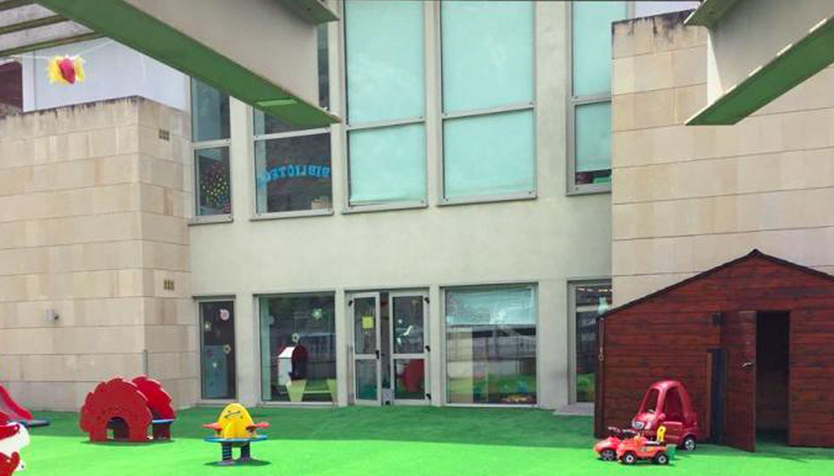 Una imatge de l'exterior d'una de les vidrieres de la guarderia.