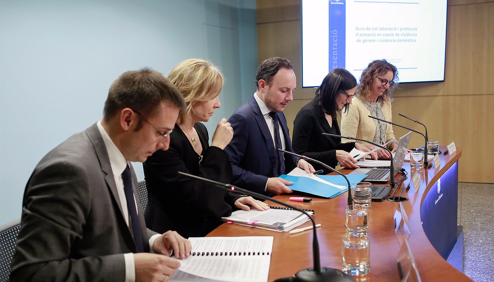 La guia l'han presentat (d'esquerra a dreta) el secretari d'Estat de Salut, Joan Antoni León; la secretària d'Estat d'Afers Socials, Ester Fenoll; el ministre d'Afers Socials, Justícia i Interior, Xavier Espot; la secretària d'Estat de Justícia i Interior