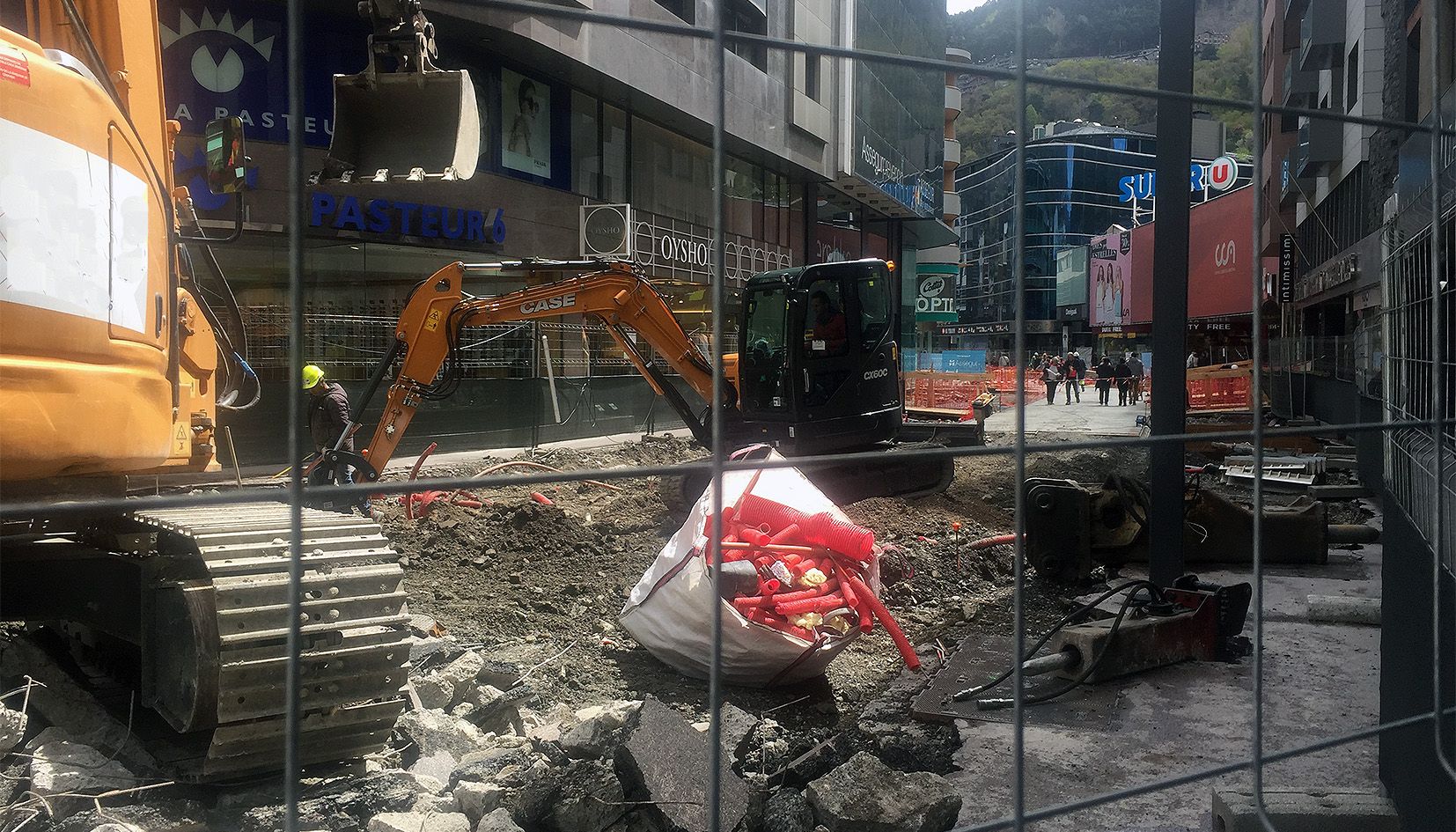 Obres a l'avinguda Meritxell dies enrere.