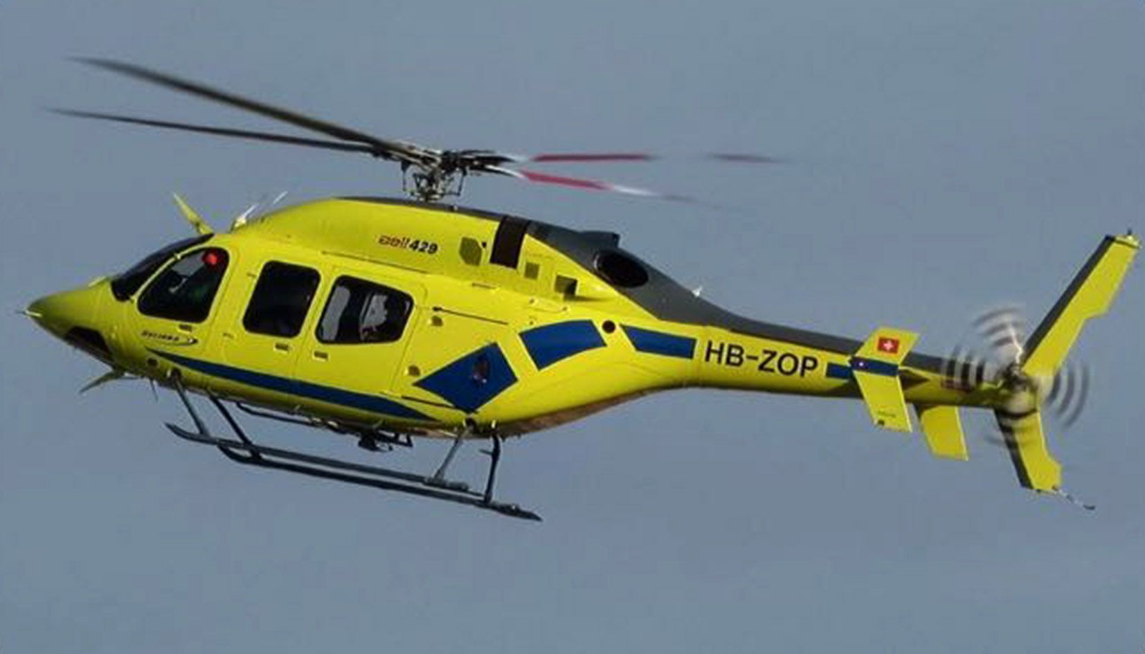 L'helicòpter que va traslladar el ferit en el moment de l'aproximació a Sant Pau.