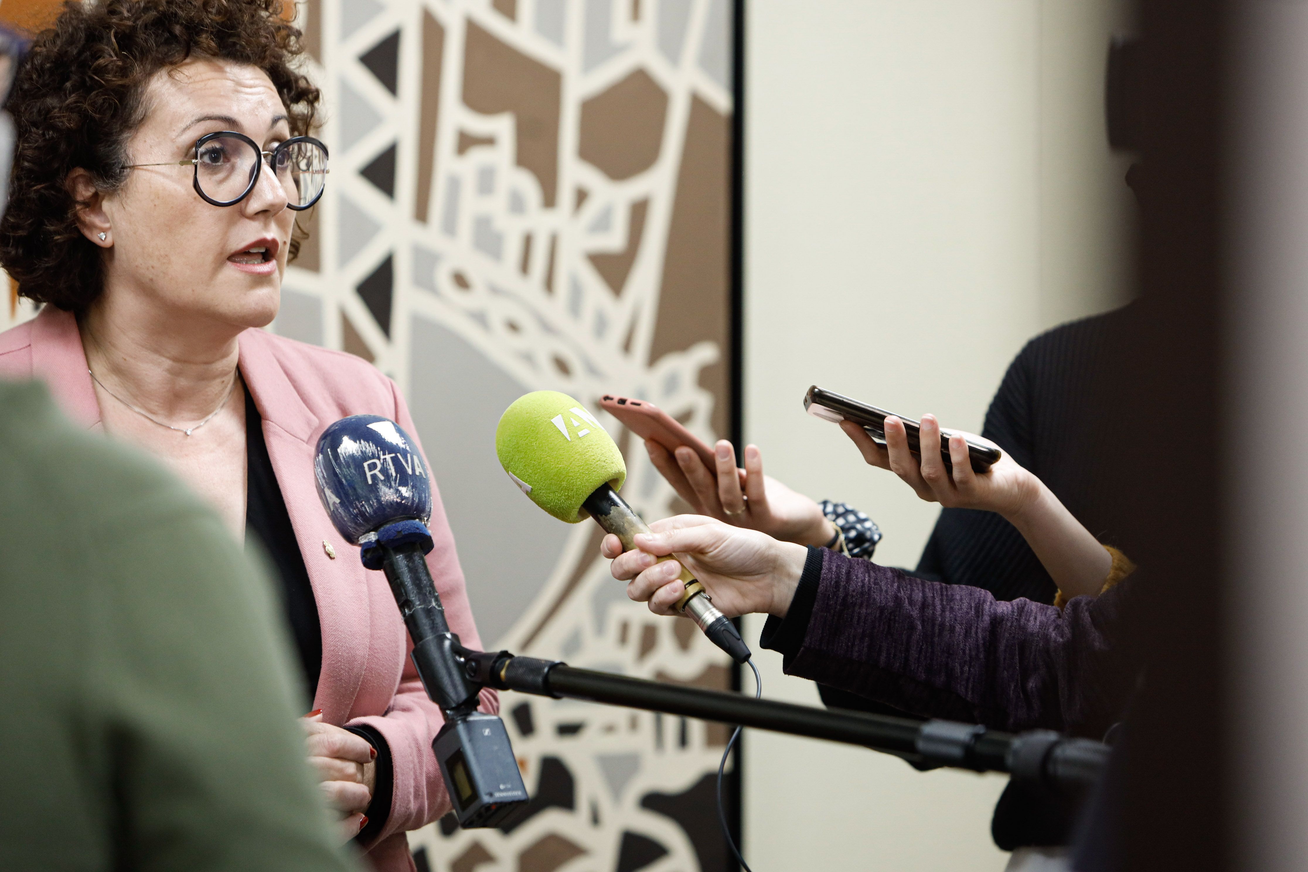 Judith Pallarés atenent els mitjans de comunicació en una imatge d'arxiu.