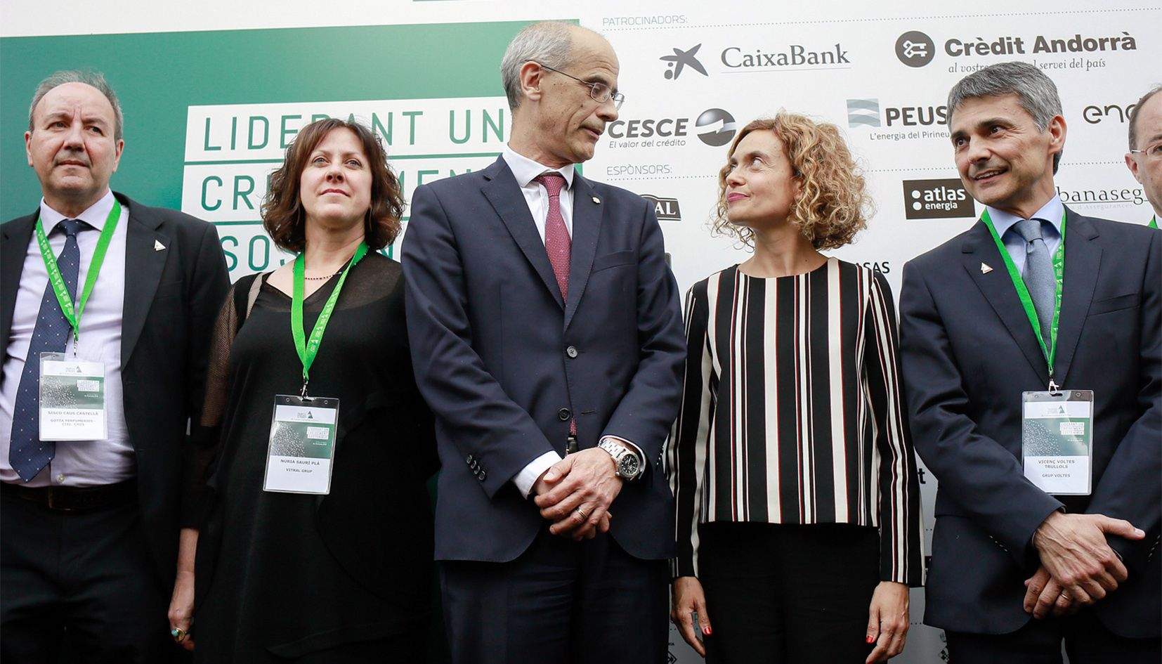 El cap de Govern, Toni Martí, conversa amb la ministra de Política Territorial i Funció Pública espanyola, Meritxell Batet, tots dos al centre de la imatge.