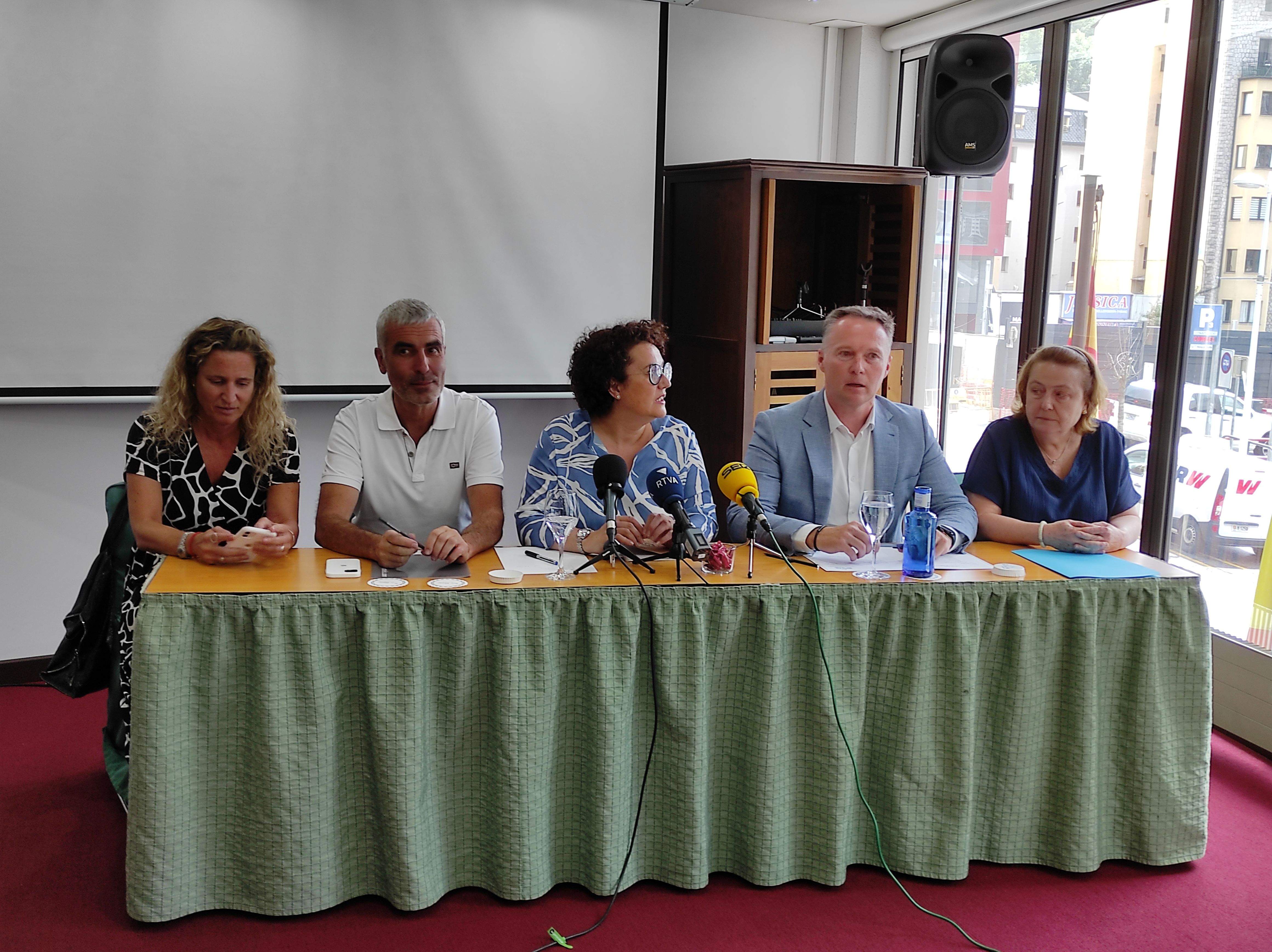 Eva López, Marc Magallón, Judith Pallarés, Ferran Costa i Sílvia Ferrer durant la compareixença.