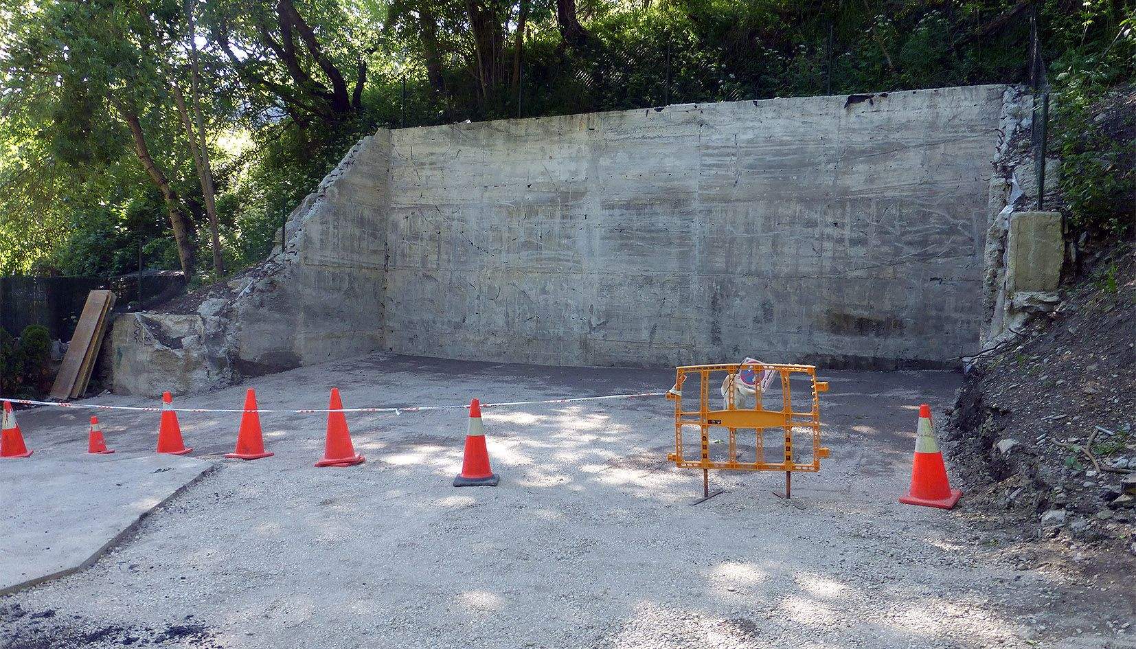 El mur del dipòsit de la Moleta preparat per a la intervenció.