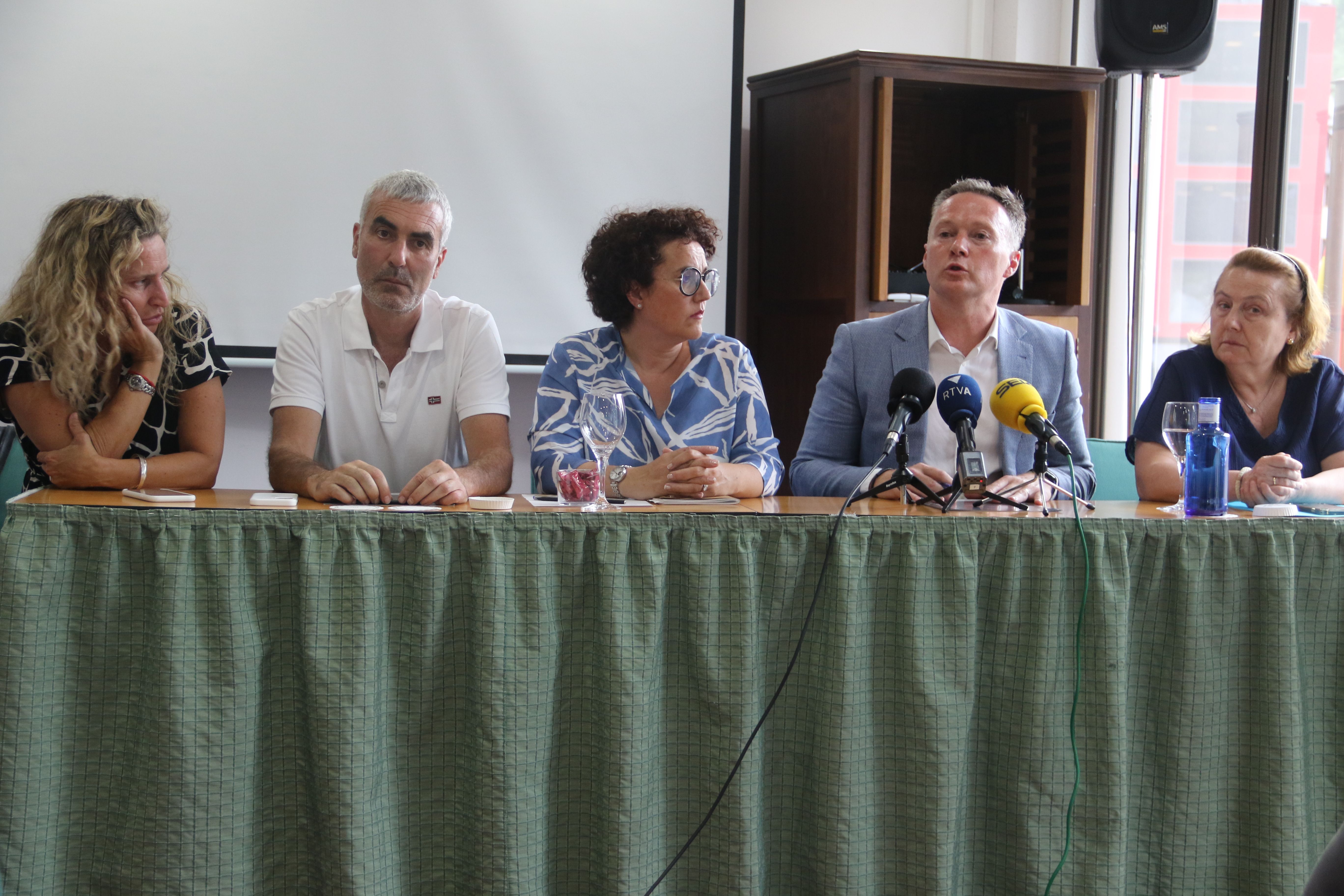 Eva López, Marc Magallón, Judith Pallarés, Ferran Costa i Sílvia Ferrer durant la compareixença.