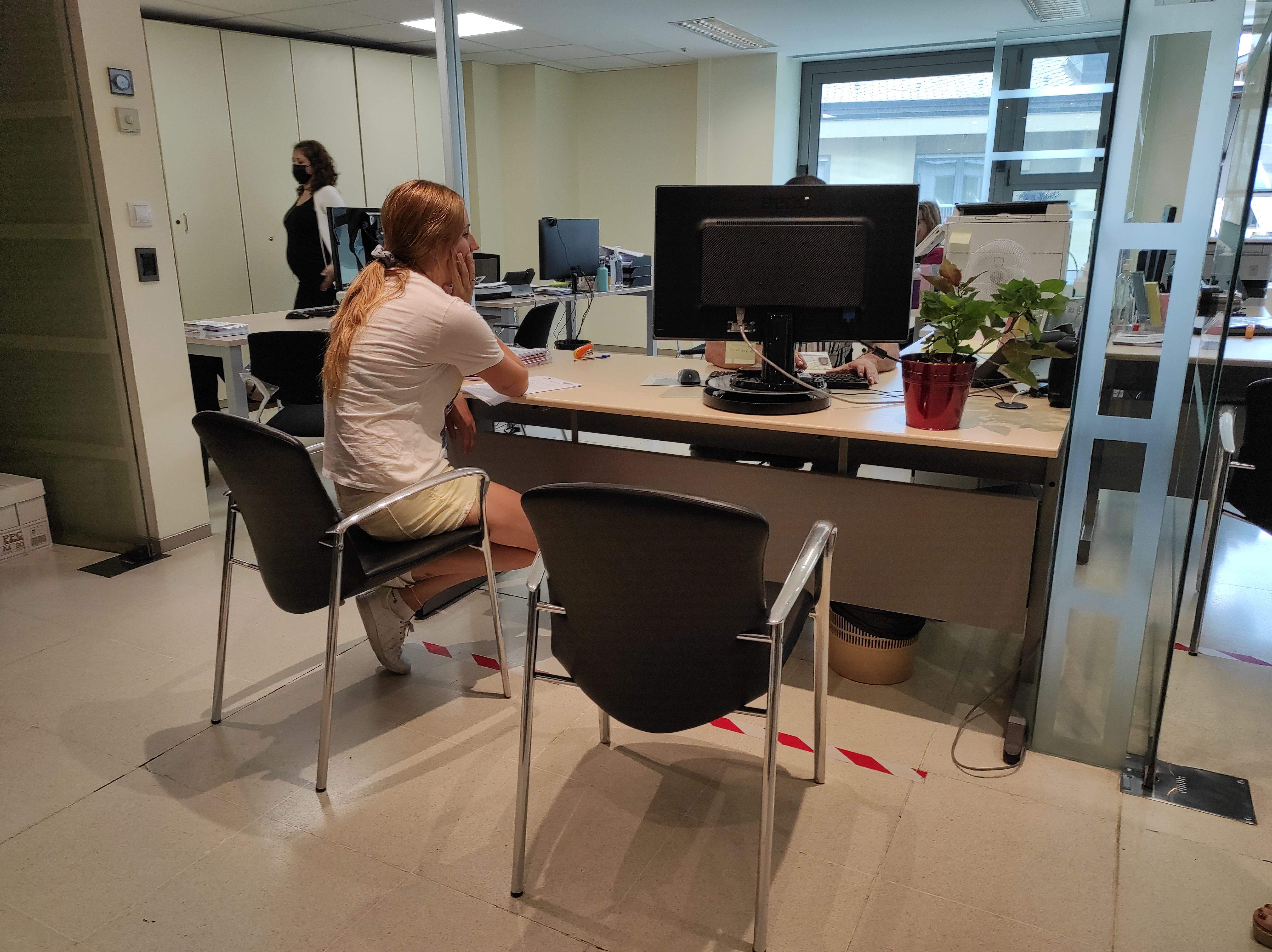 Una electora fent el tràmit per dipositar el vot.