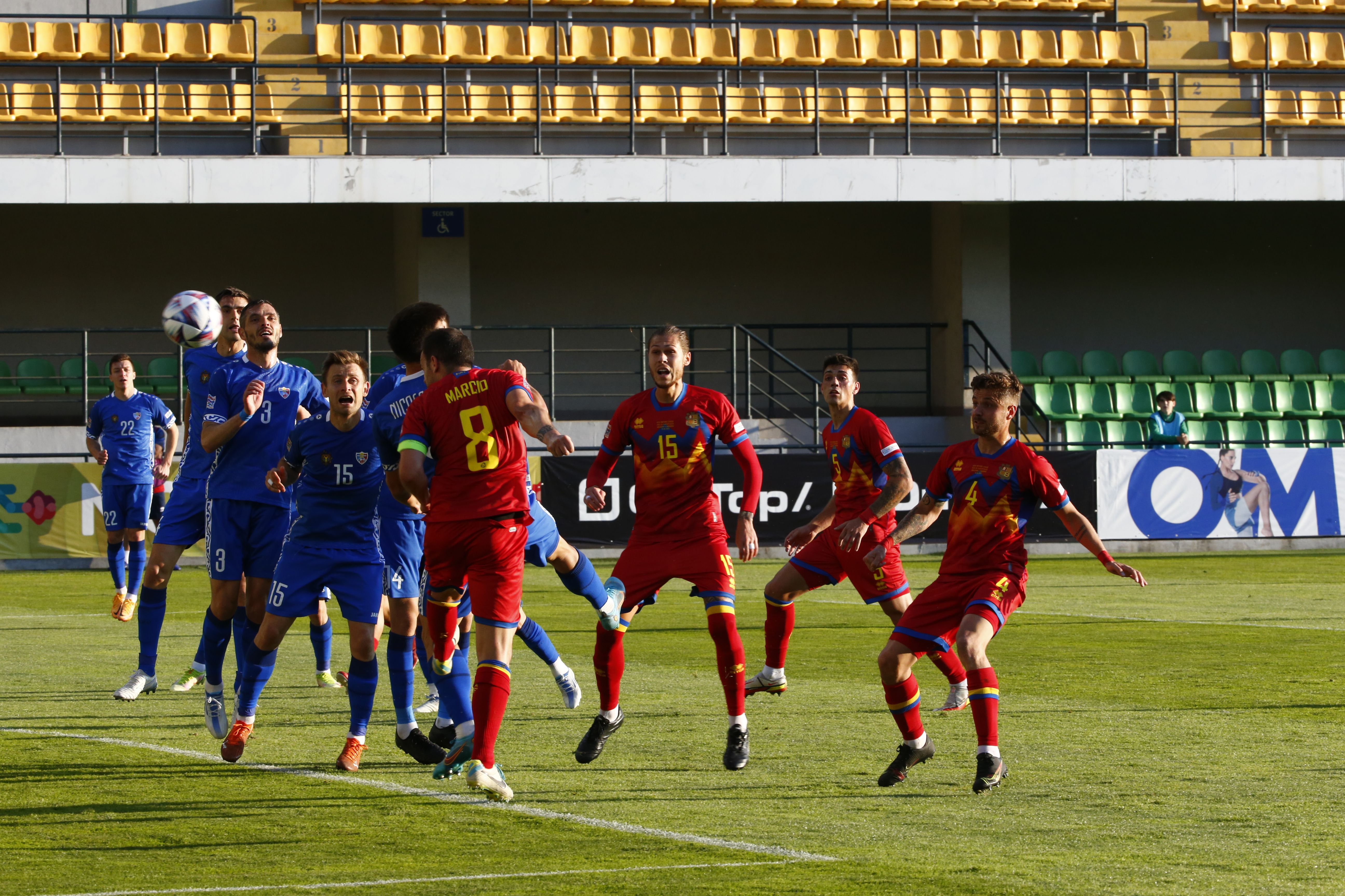  Marcio Vieira en la rematada de cap que per poc no ha acabat en gol.