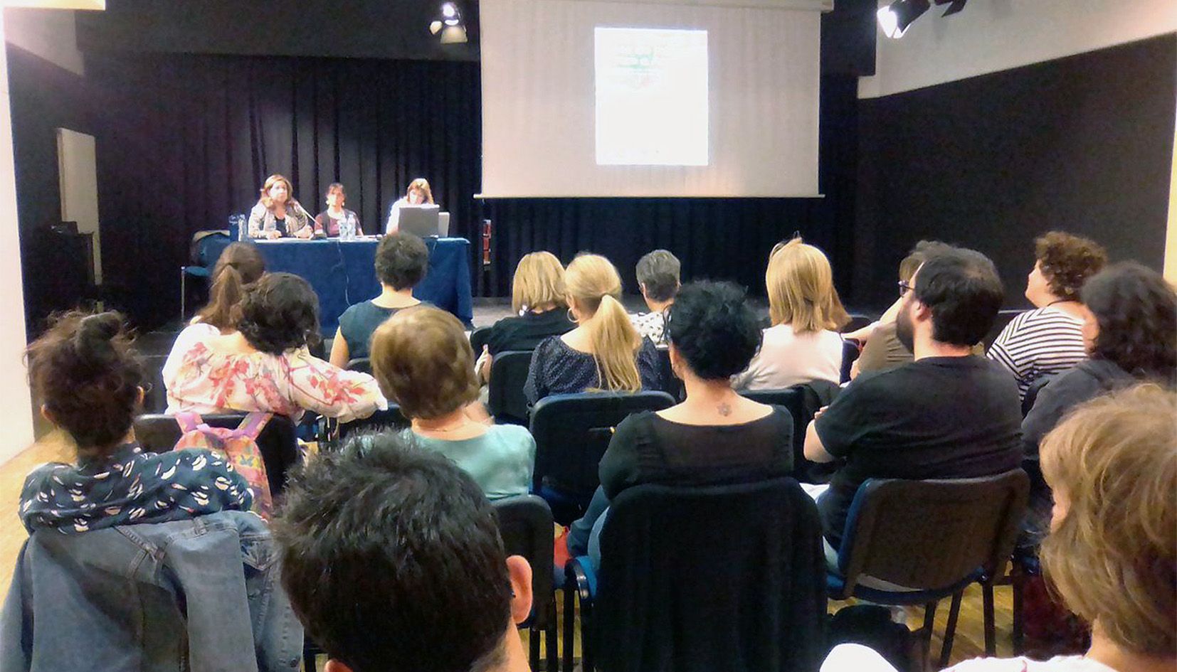 Una imatge de l'acte a la sala del centre cultural de la Llacuna.