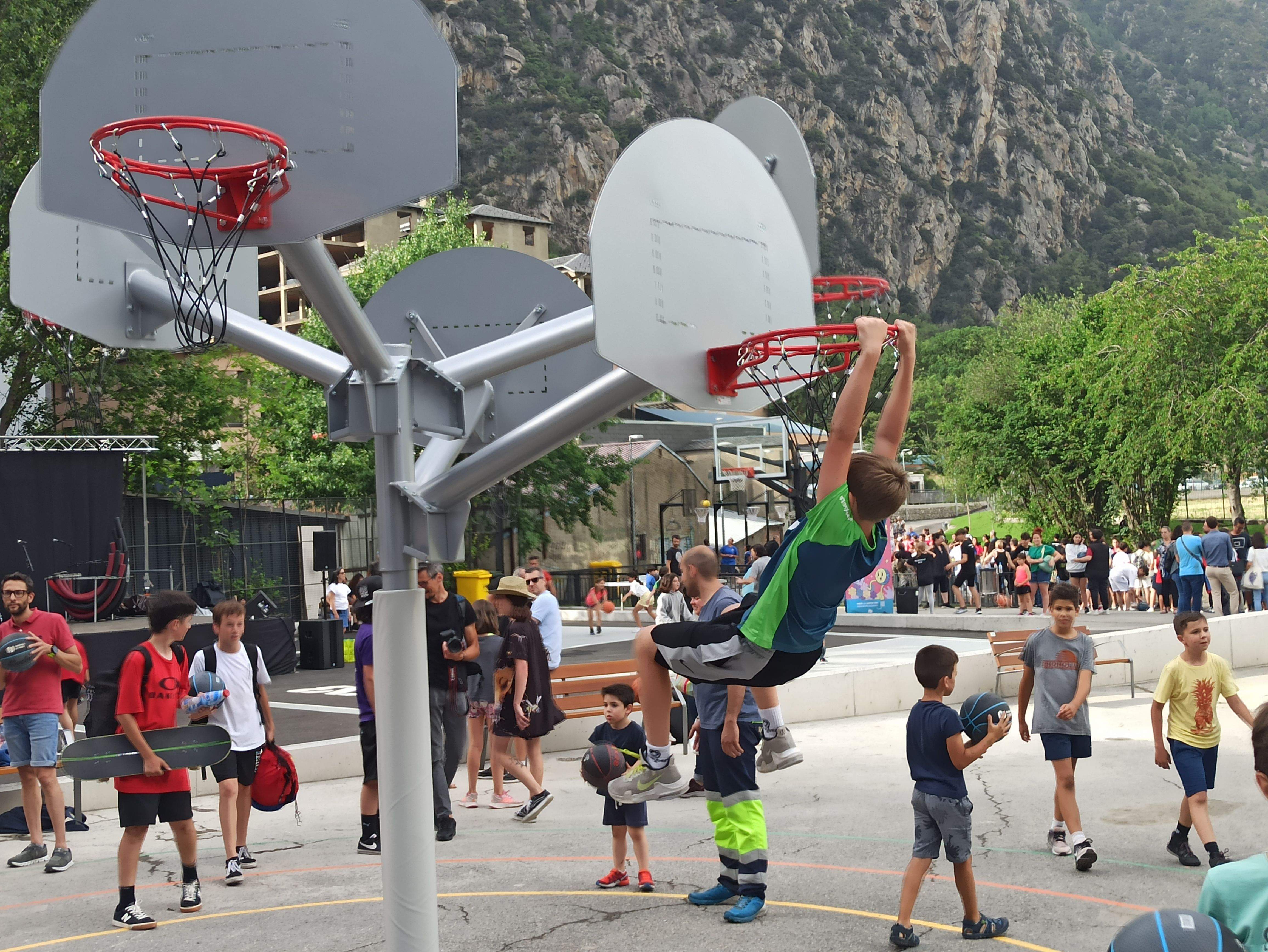 Un nen jugant a l'arbre de cistelles de Prat Salit.