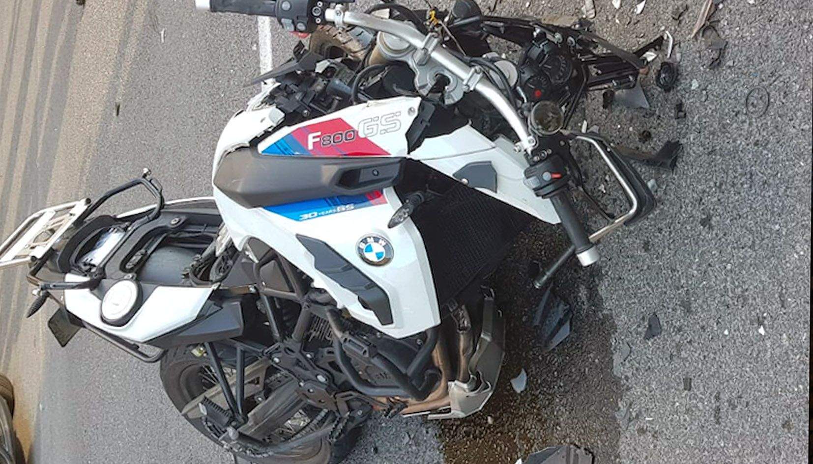 Estat en què va quedar la moto BMW implicada en l'accident de dimarts.
