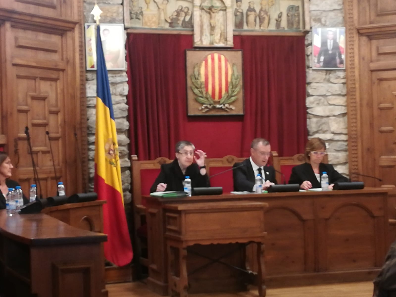 Josep Majoral, Mireia Codina i la secretària general, Judith Albós a la sessió de comú d'aquest dimecres.
