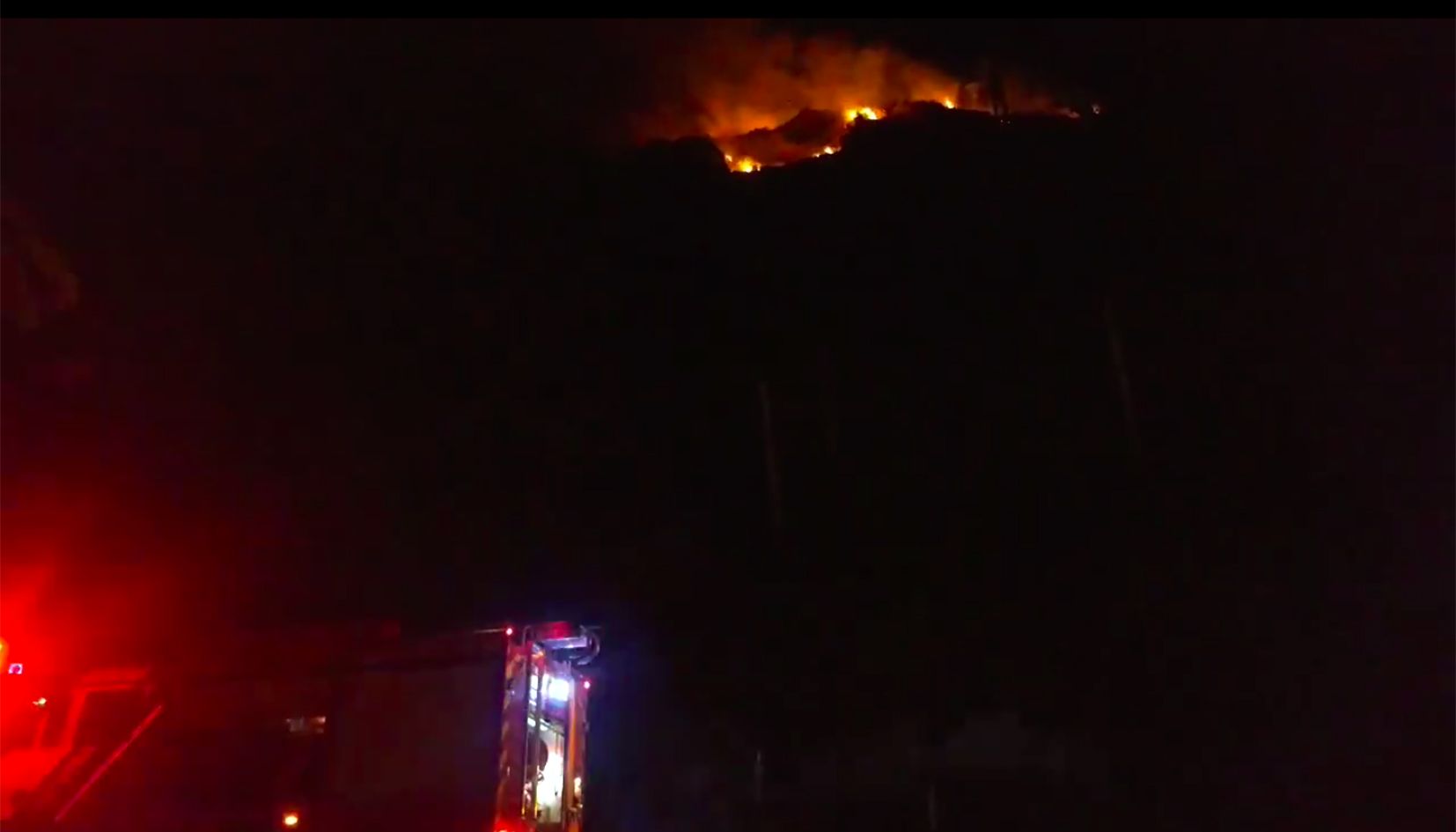 Els bombers no ho estan tenint fàcil per accedir a la zona.