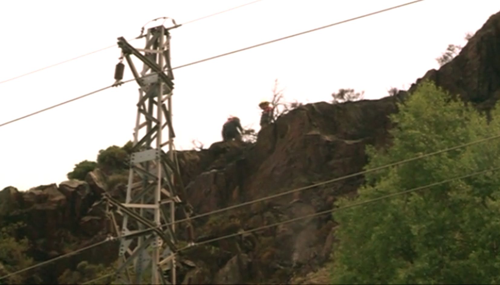 Dos bombers repassen la zona cremada aquest matí, una vegada ja es considerava extingit l'incendi, a tocar d'una línia d'alta tensió de FEDA.