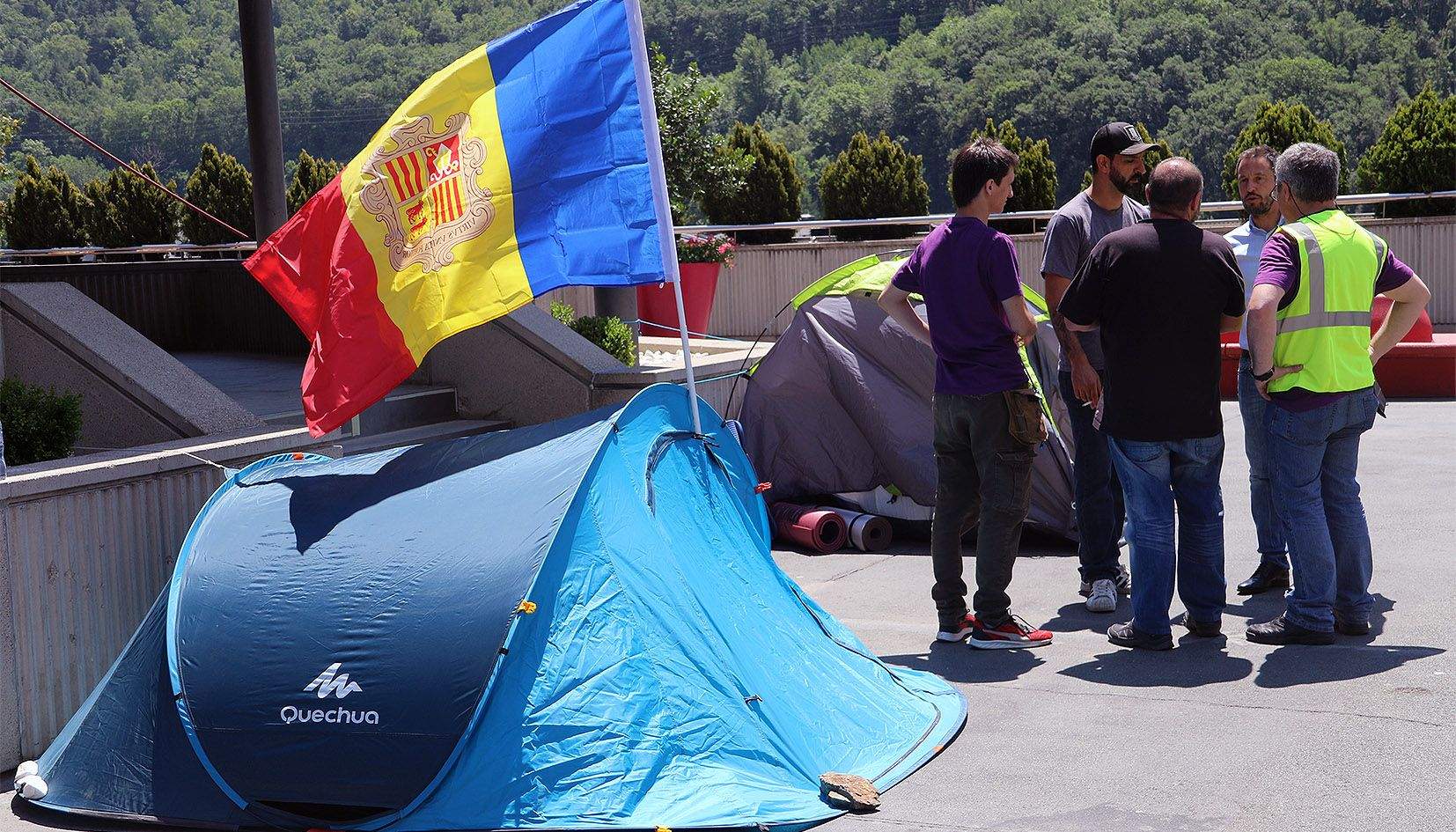 El conseller socialdemòcrata Pere López departint amb alguns dels promotors de l'acampada, entre els quals Joan Seguí i Gabriel Ubach, d'esquena.