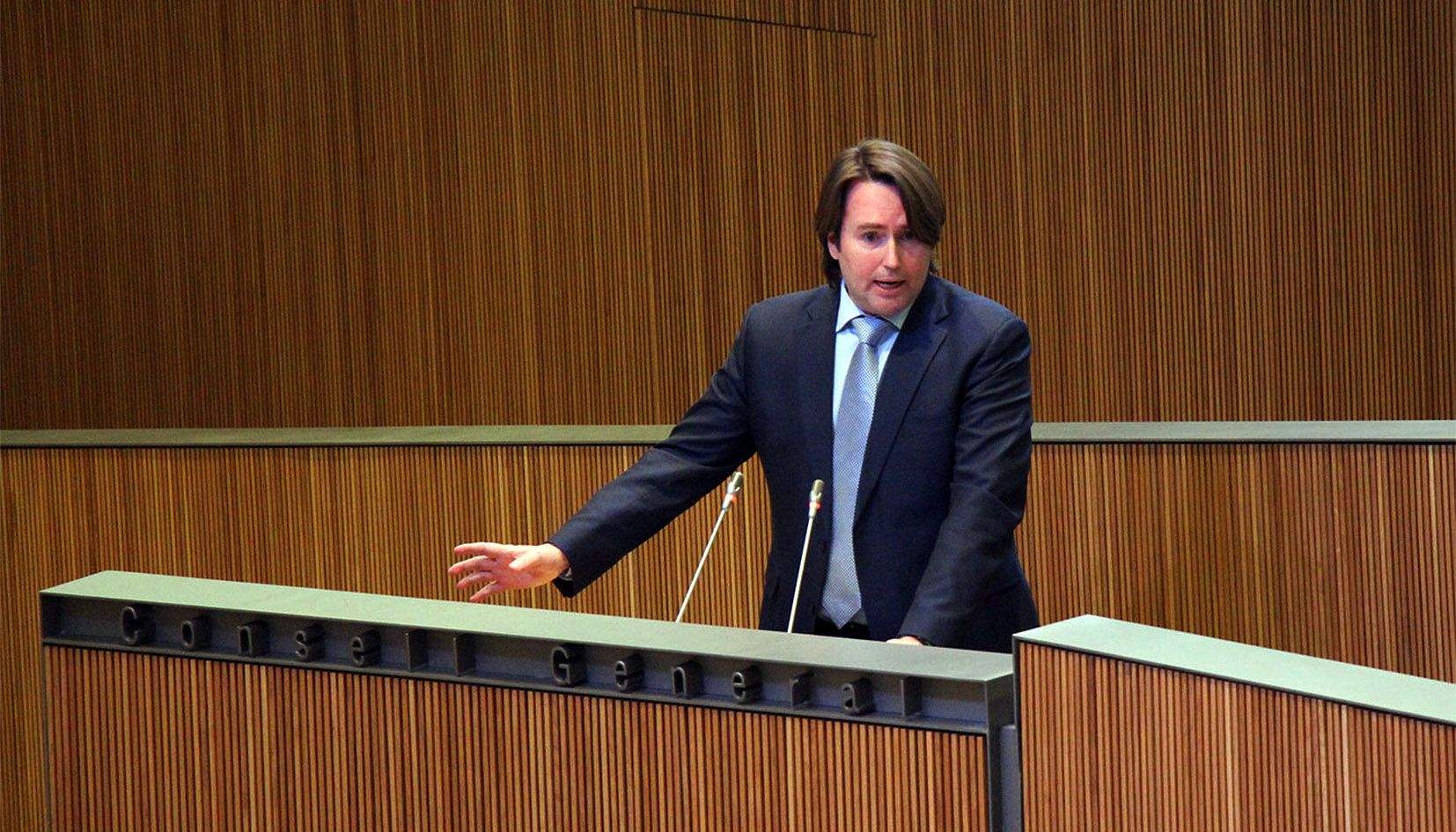 El conseller general independent massanenc Carles Naudi durant una intervenció a l'hemicicle.