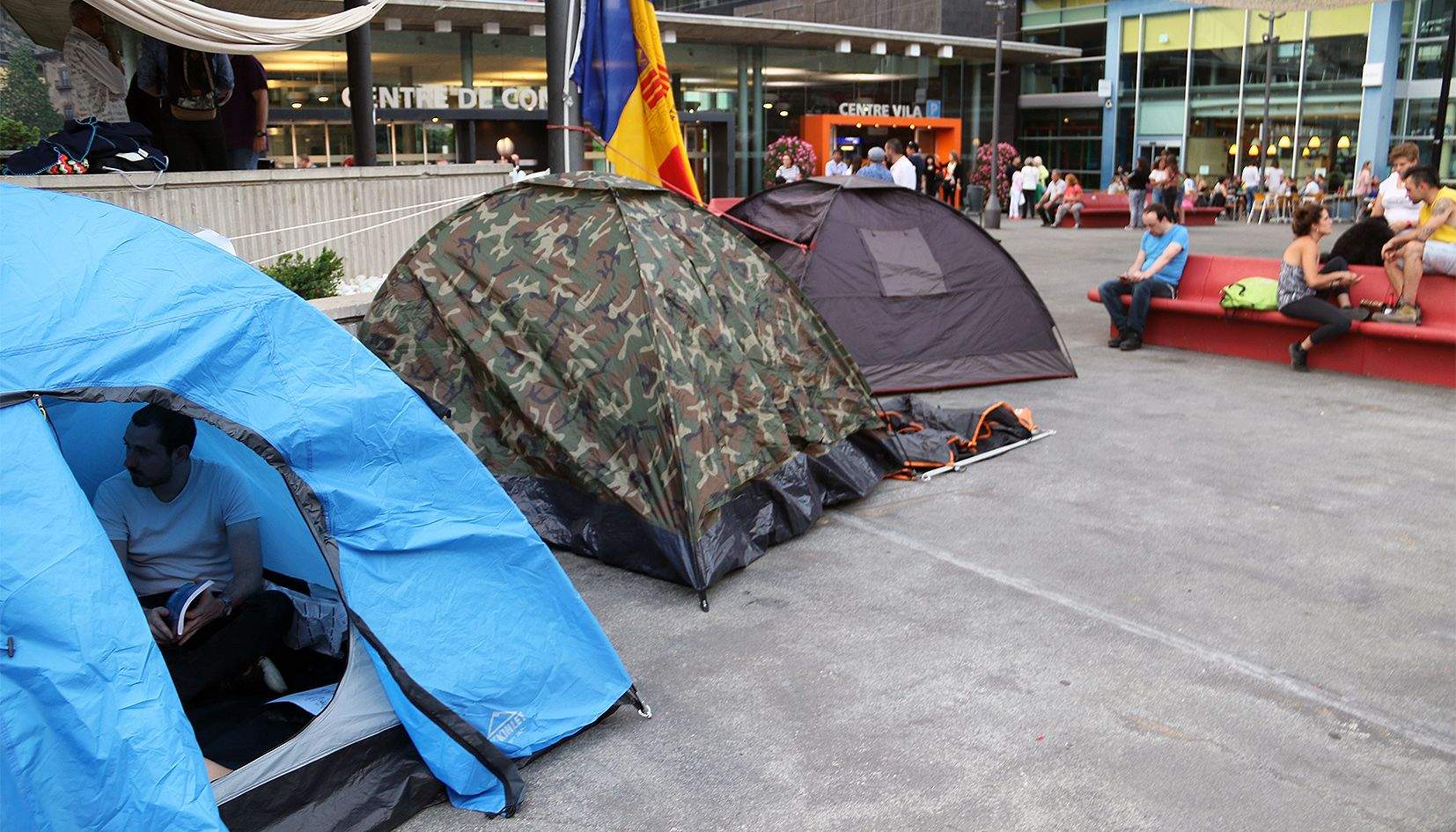 Una desena de tendes estaven parades passades les nou de la nit amb la intenció de passar la matinada a la Plaça del Poble.