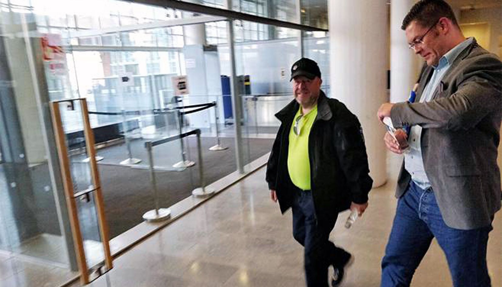 Ilja Janitskin just en sortir de les instal·lacions del tribunal que finalment el va alliberar.