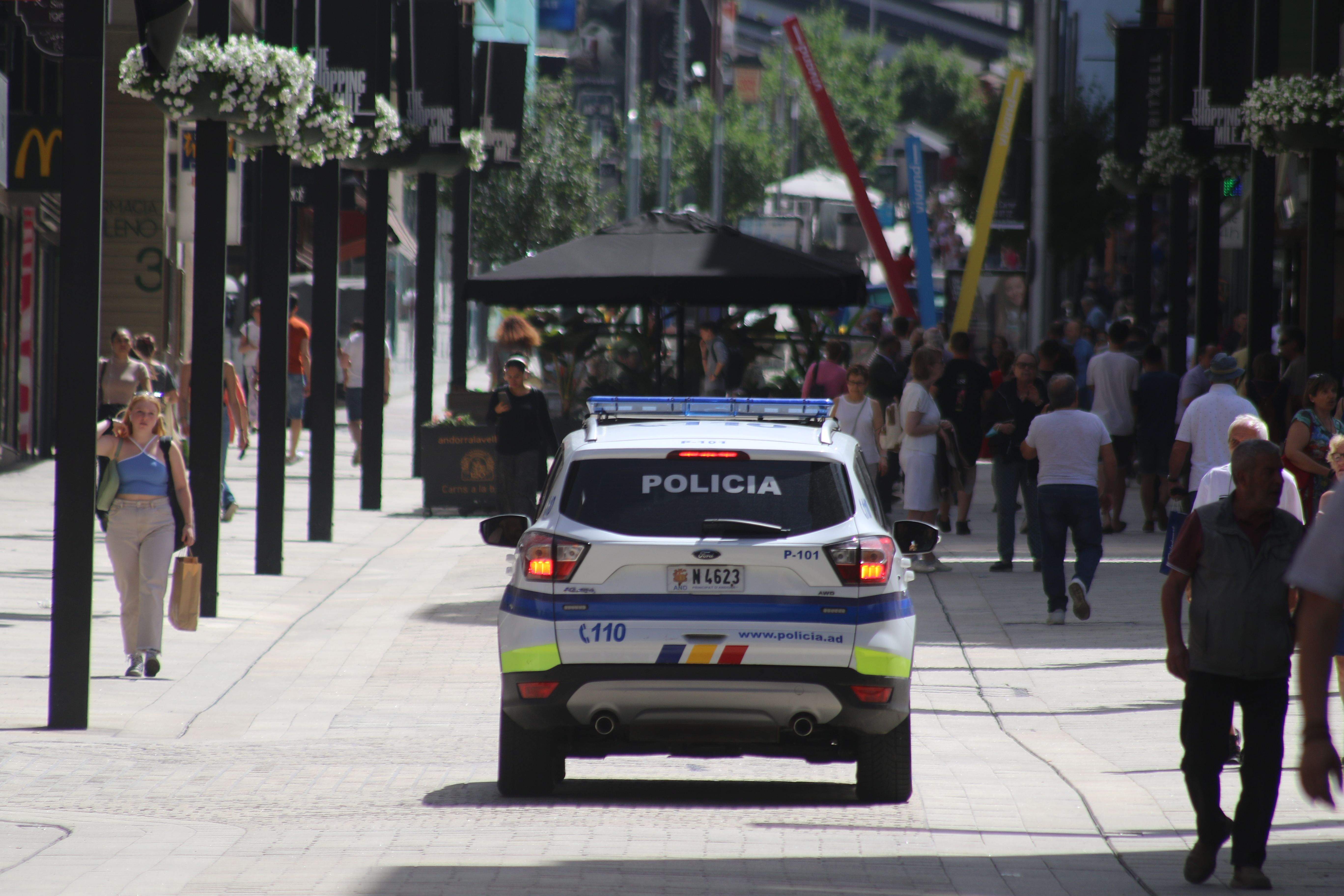 Un cotxe de policia circulant pel carrer.