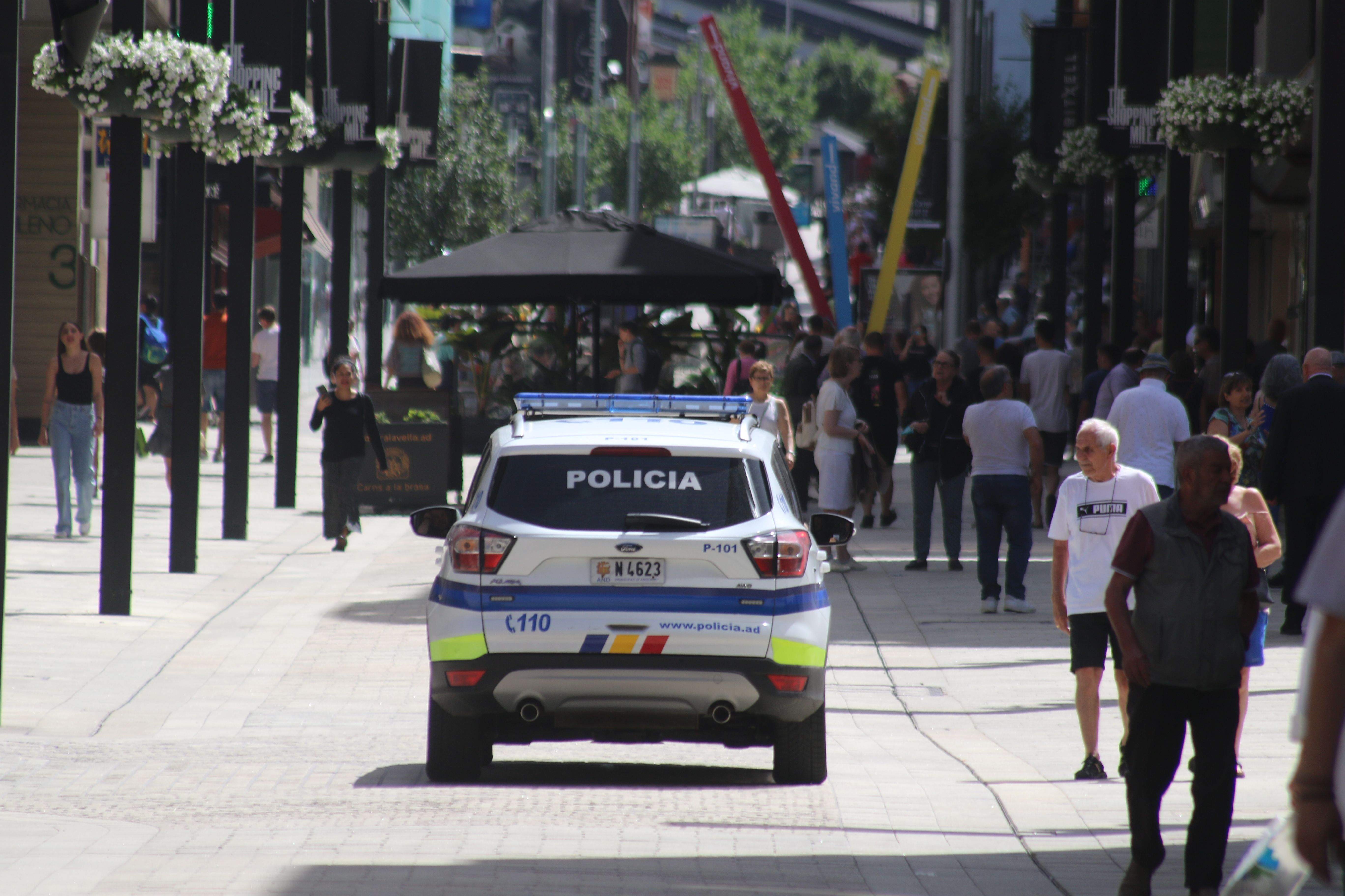 Un cotxe de policia.