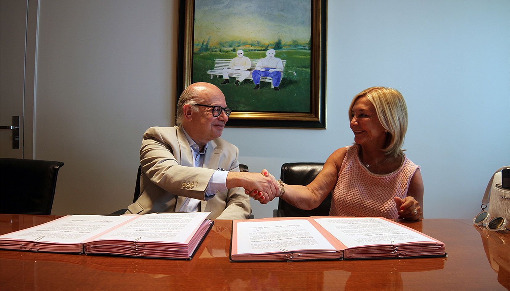 Patrick Pérez, per part de Pyrénées, i Anna Maria Zamora en representació de Perfumeries Júlia, signen l'acord de col·laboració.