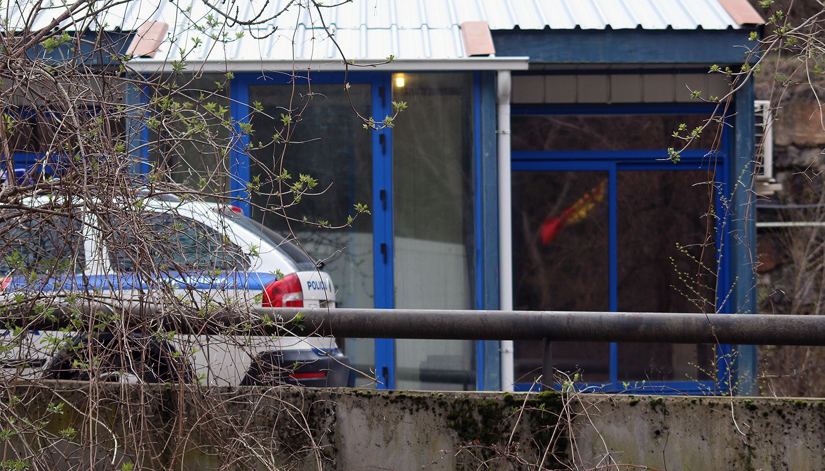 Un cotxe de la policia andorrana a les instal·lacions a de la policia nacional espanyola a la frontera del riu Runer.