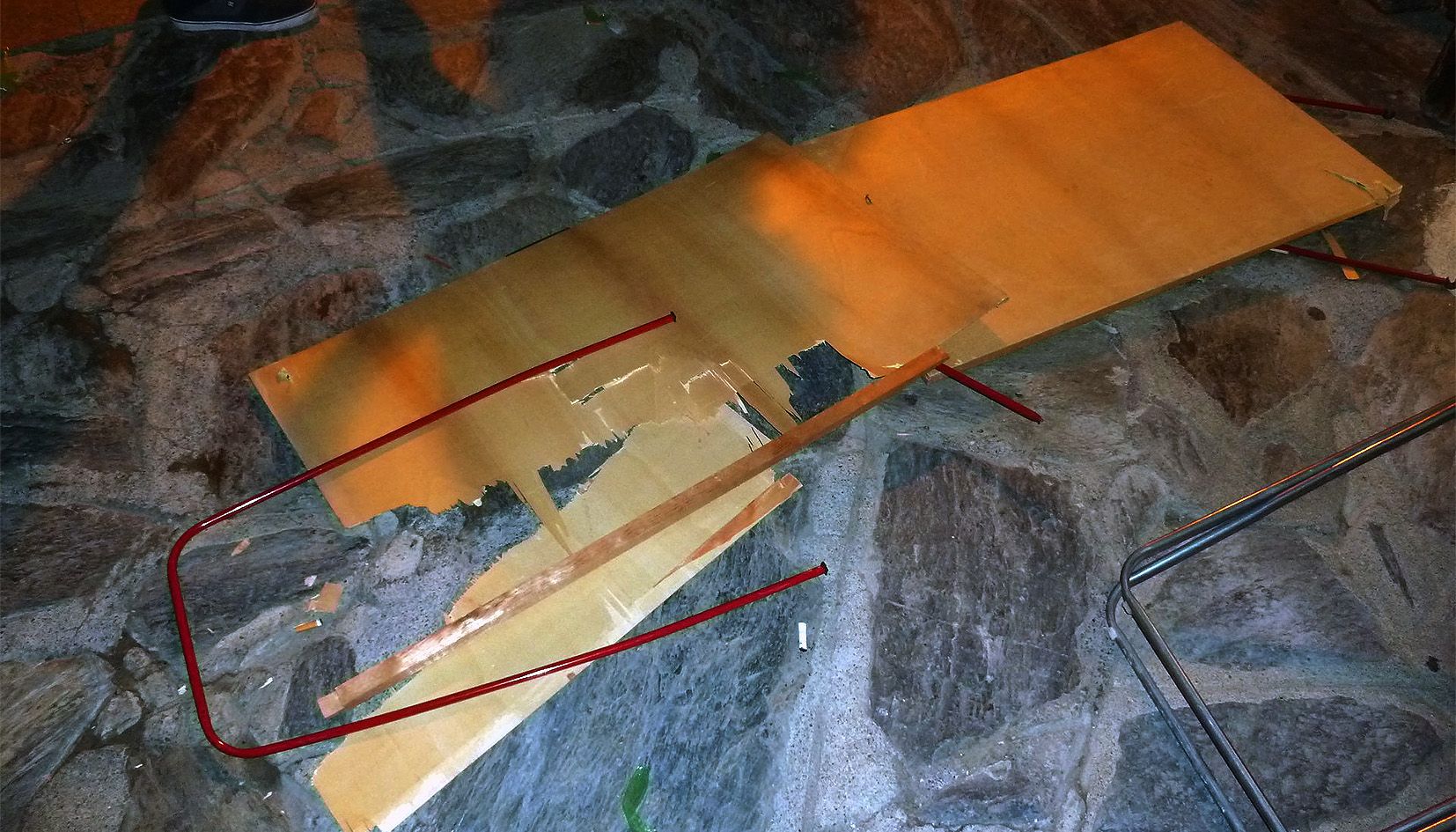 Restes de la taula que va ser feta malbé per un assistent a la festa.