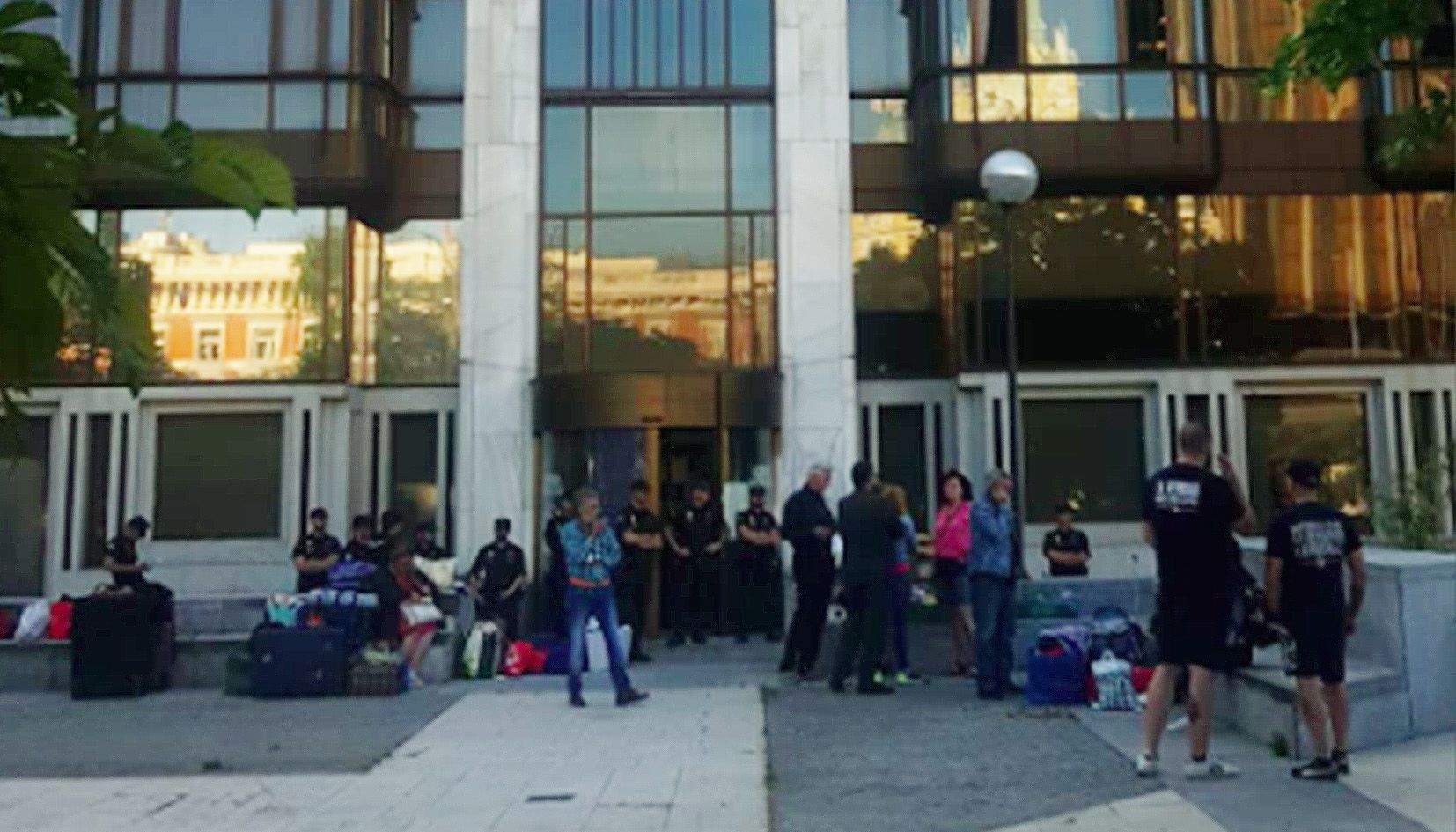 Desallotjats i policies a les portes de l'edifici de Banco Madrid.