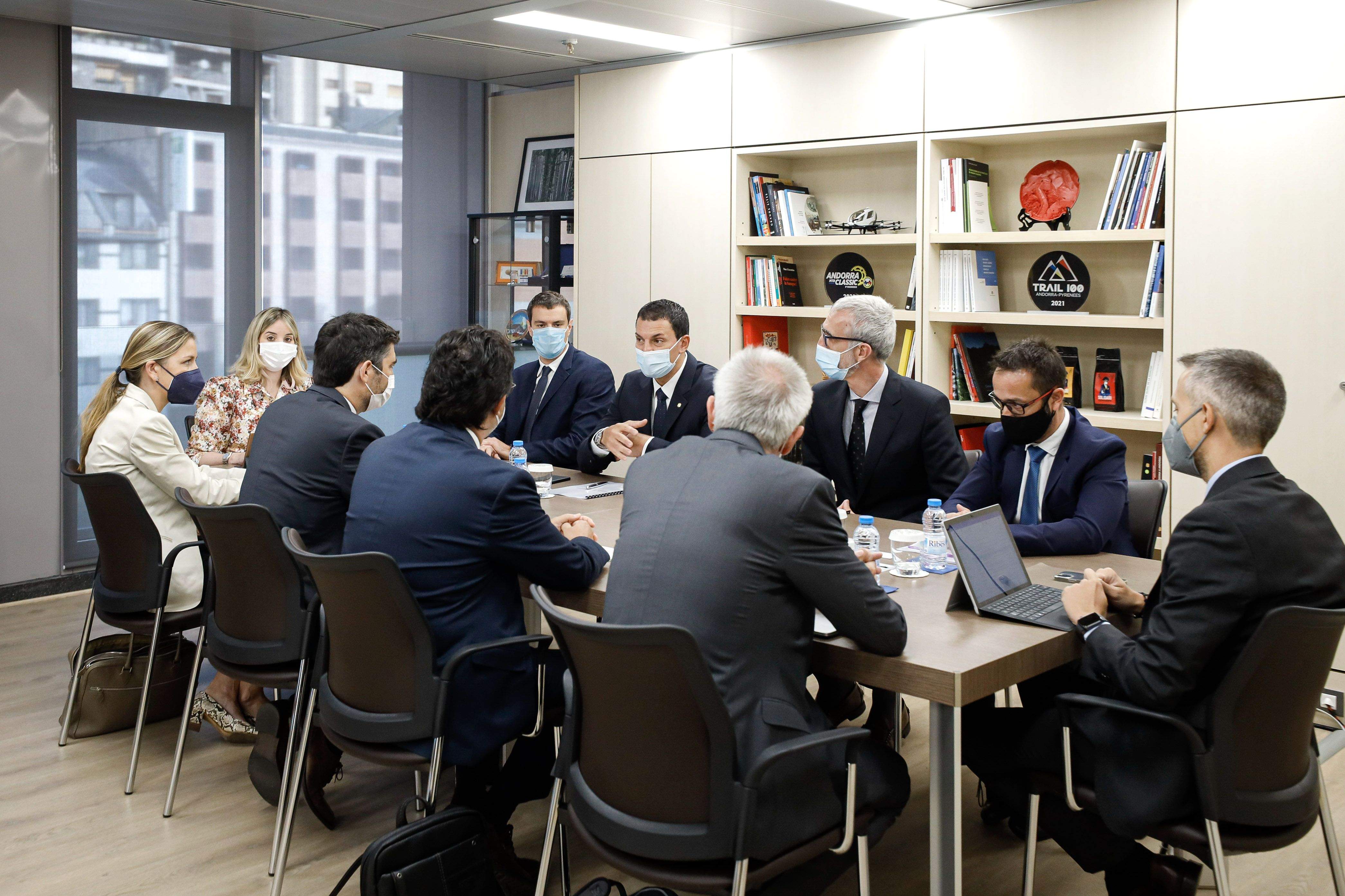 Jordi Gallardo, els seus dos secretaris d'Estat, la secretària i el director d'Economia amb una delegació catalana a Prat del Rull. Jordi Gallardo, els seus dos secretaris d'Estat, la secretària i el director d'Economia amb una delegació catalana a Prat del Rull.