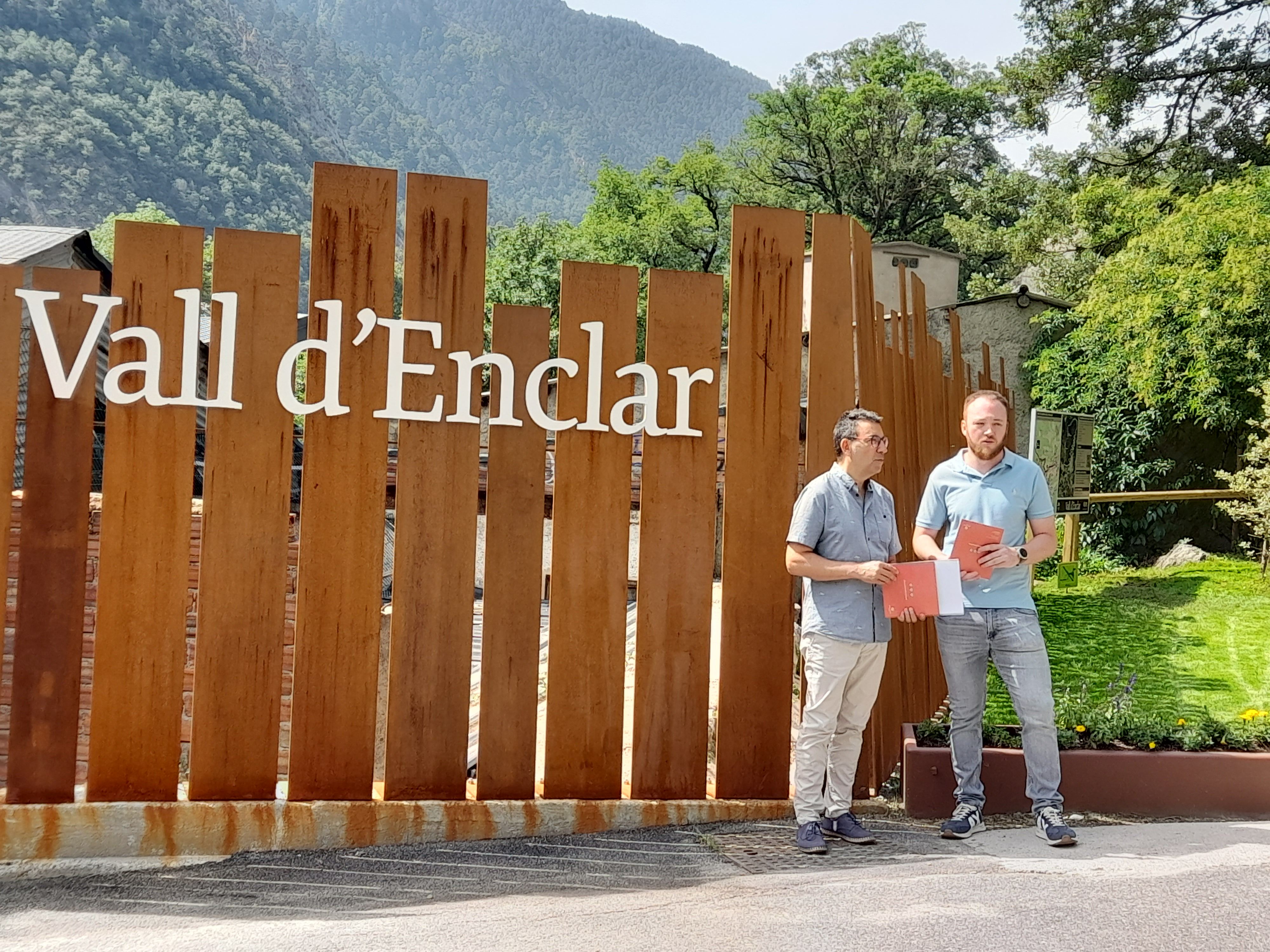 El conseller de Cultura i Promoció turística, Miquel Canturri, i el d'aparcaments i patrimoni natural, Gerard Menardia, a l'entrada de la Vall d'Enclar.